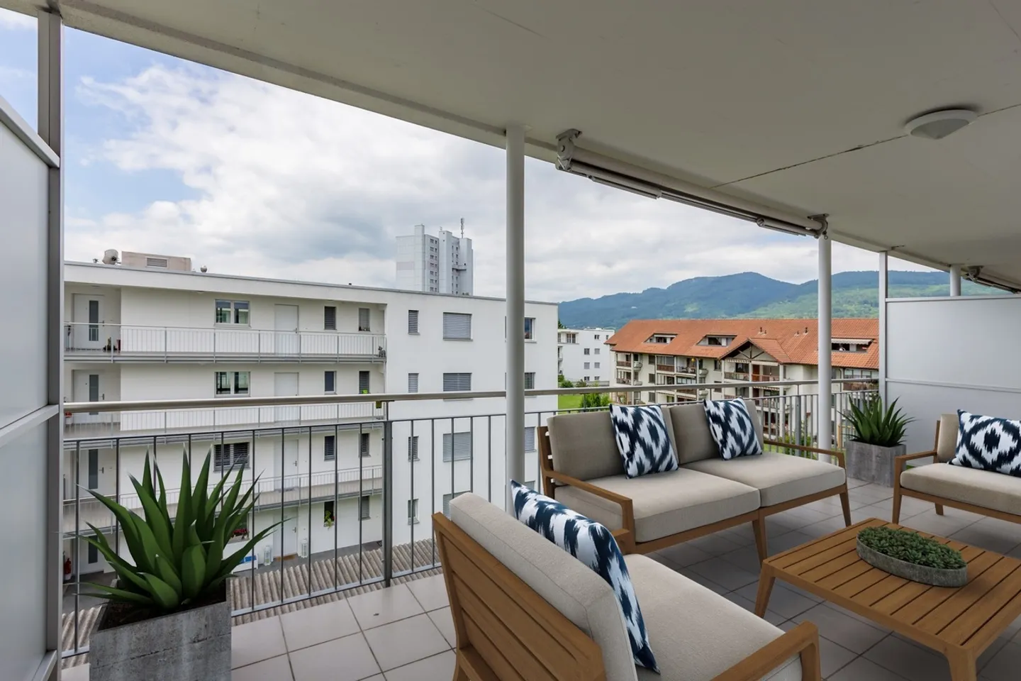 Geräumige moderne Wohnung mit Balkon - Foto 4 von 9