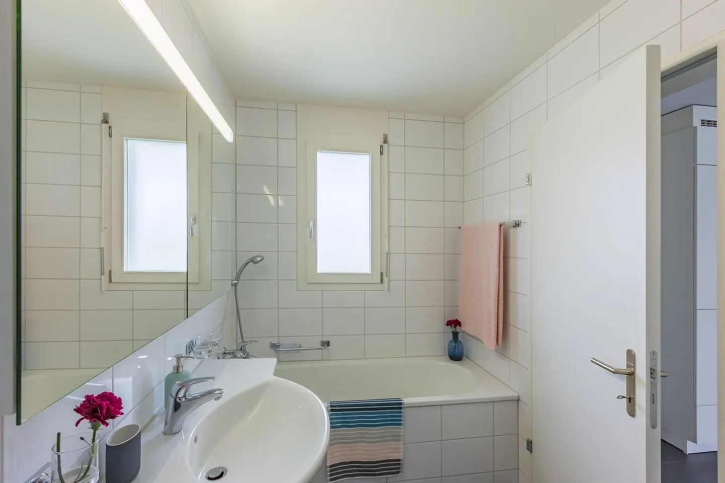 Geräumige moderne Wohnung mit Balkon - Foto 6 von 9