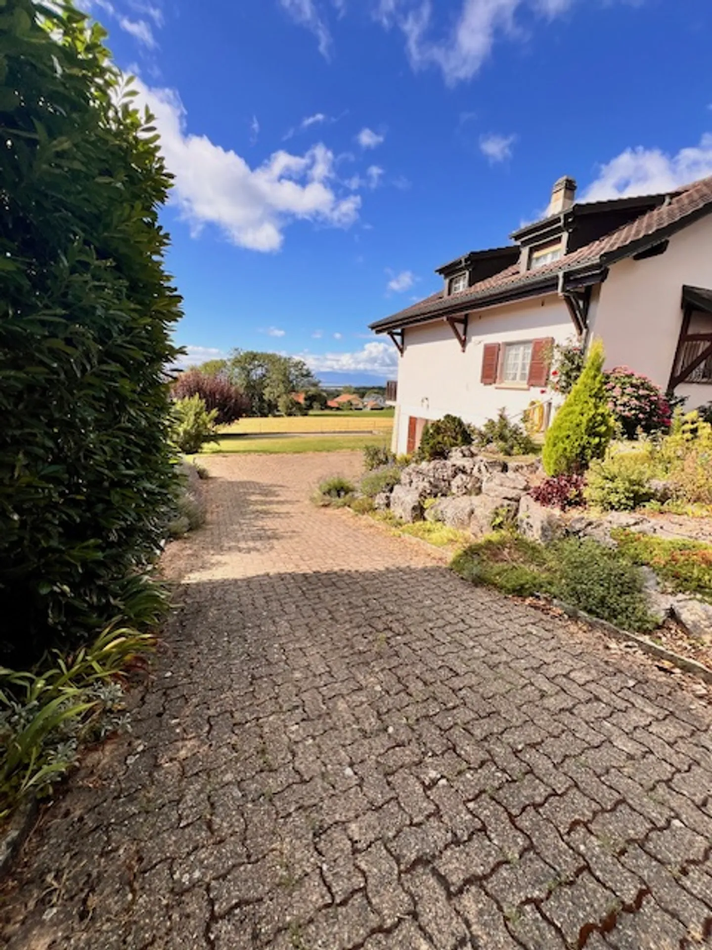 Bella e grande villa singola con piscina e vista lago a Givrins - Foto 7 di 13