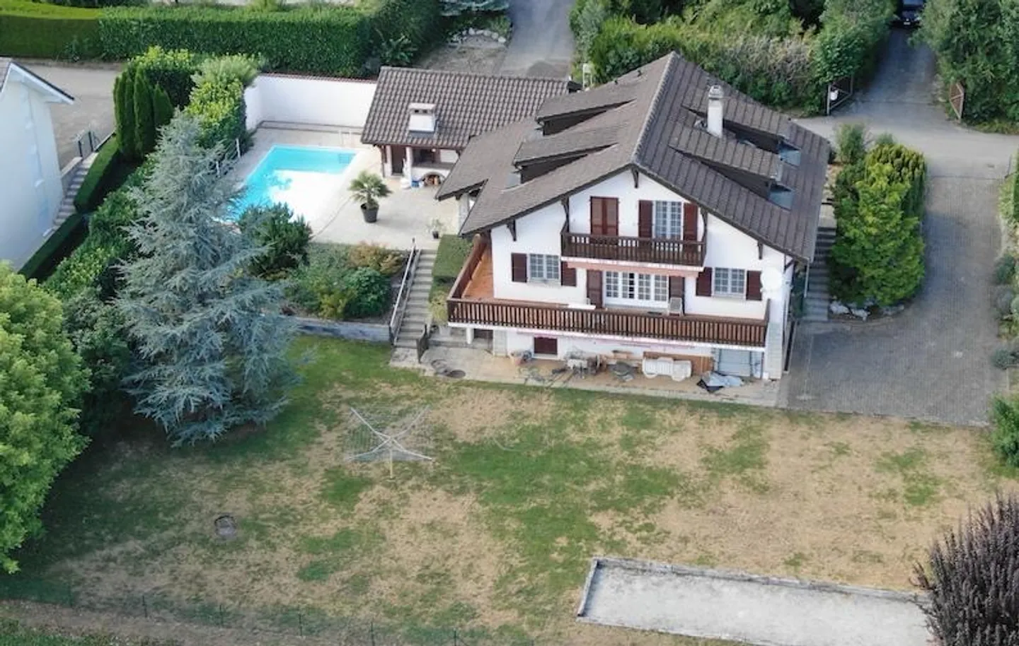 Bella e grande villa singola con piscina e vista lago a Givrins - Foto 1 di 13