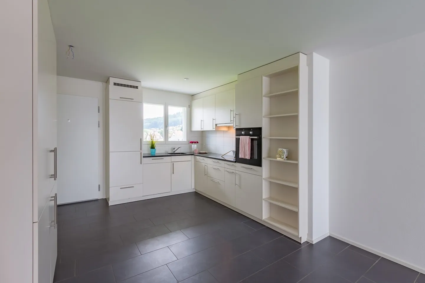 Geräumige moderne Wohnung mit Balkon - Foto 2 von 9