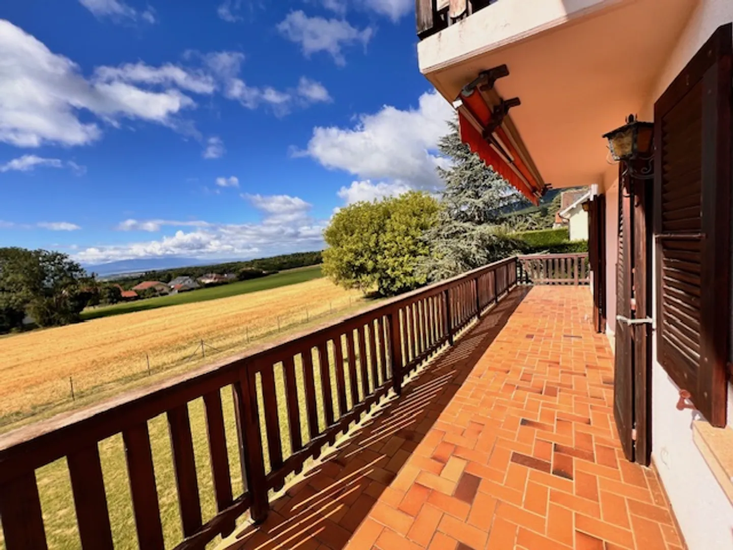 Bella e grande villa singola con piscina e vista lago a Givrins - Foto 10 di 13