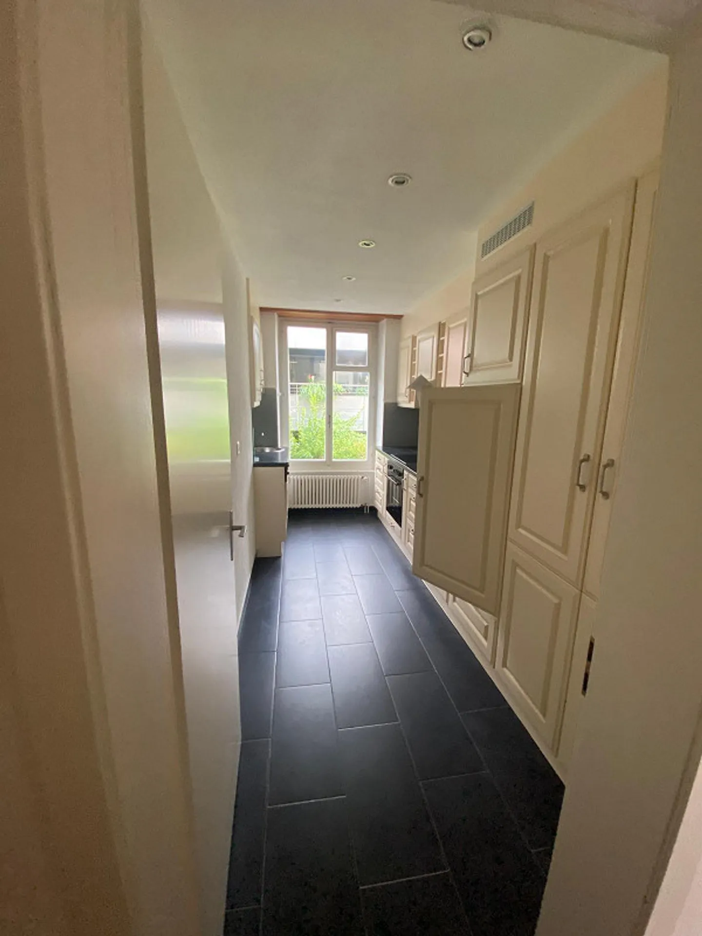 Charmante 3 Zimmer Wohnung mit grossem Balkon - Foto 3 von 8