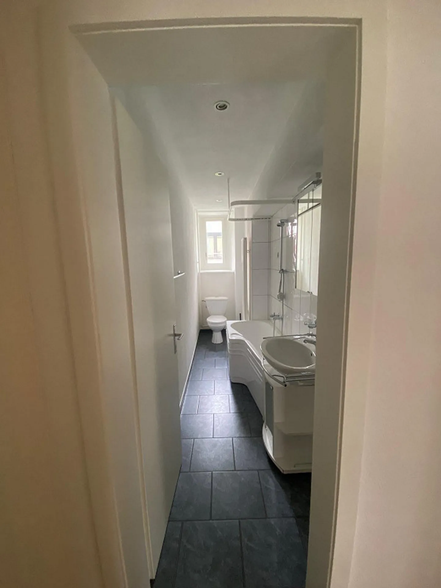 Charmante 3 Zimmer Wohnung mit grossem Balkon - Foto 8 von 8