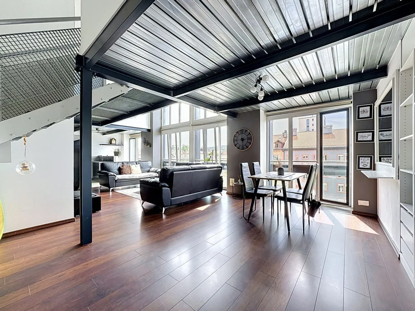 Light, Height, Character: a Duplex like no other in La Chaux-de-Fonds - Photo 4 of 11