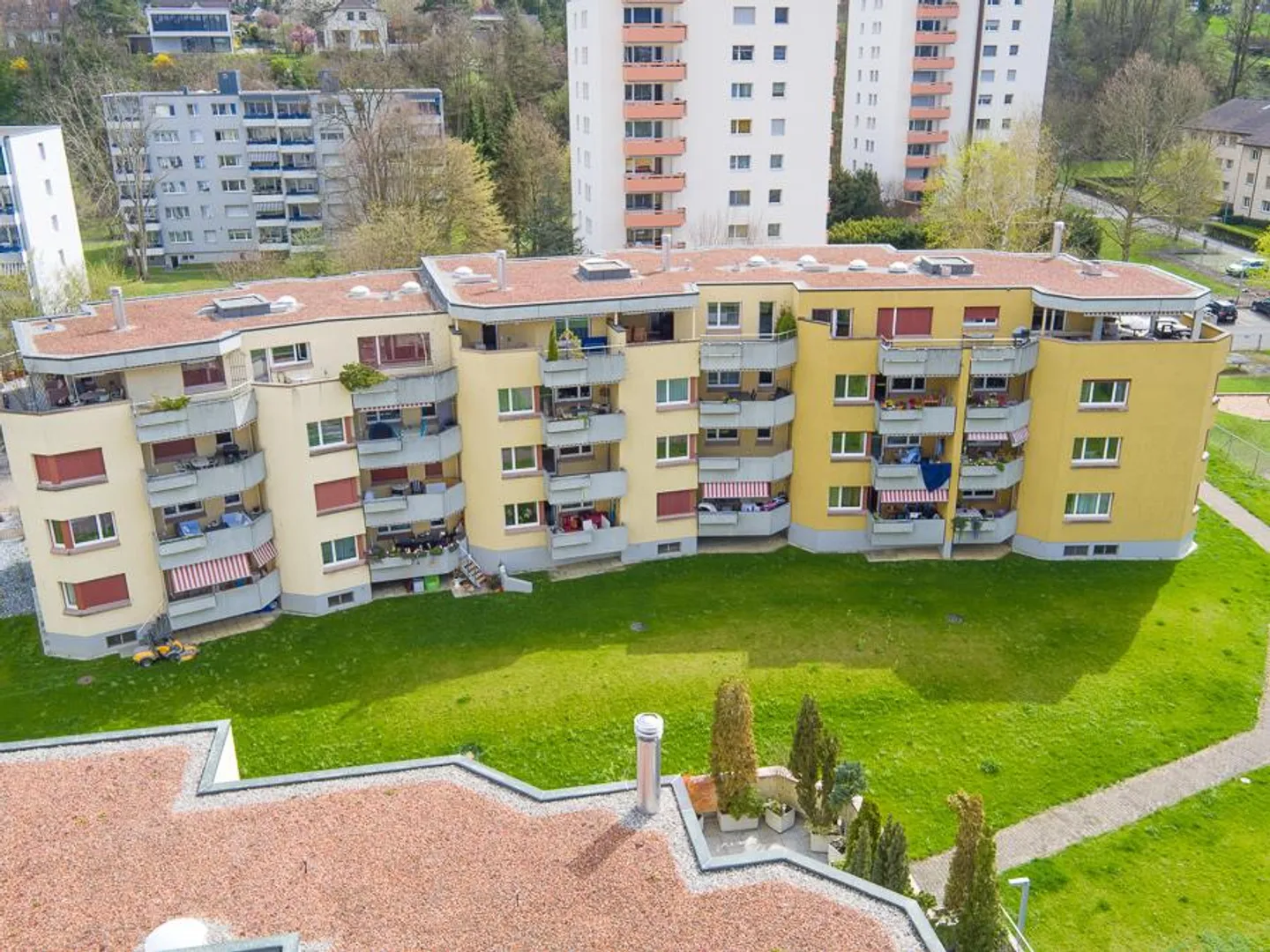 Generous green area, balcony with evening sun, bright apartment - Photo 1 of 8