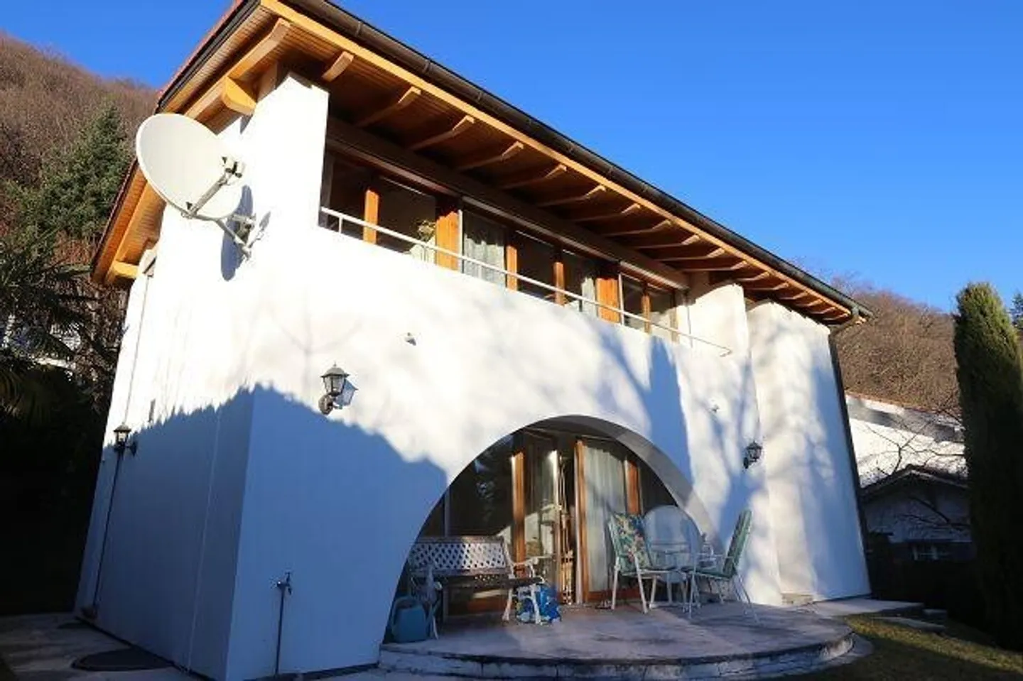 4 1/2-Room Villa with Pool and Large Surroundings - Photo 1 of 13