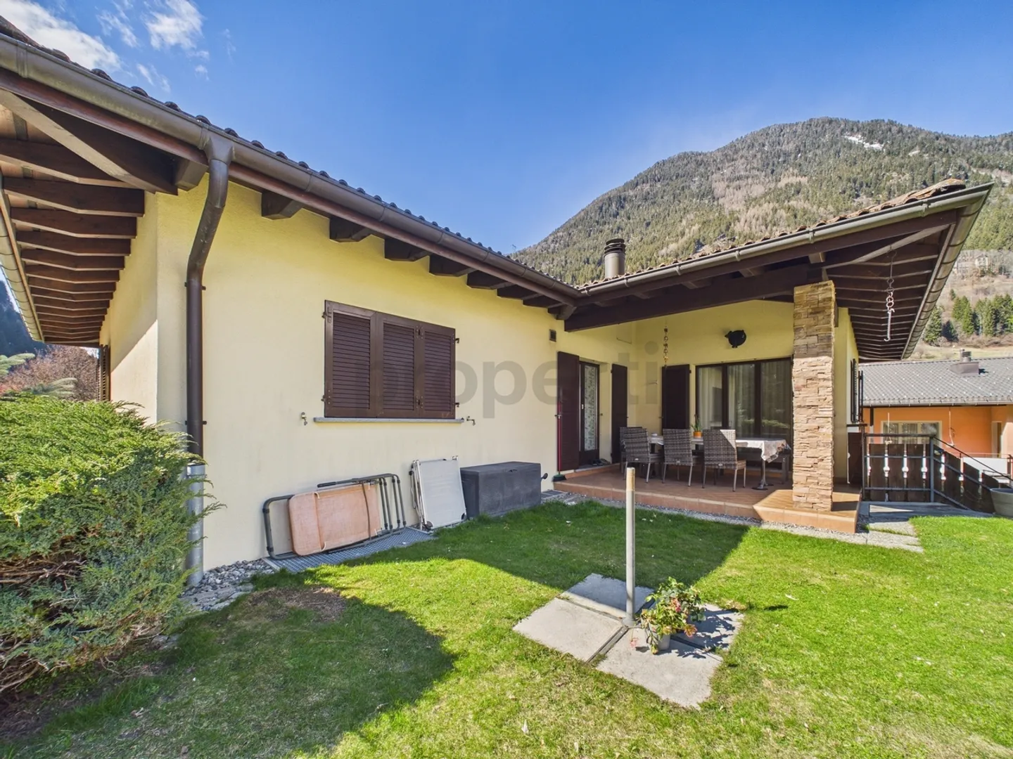 Elegante villa 5.5 locali con grande giardino pianeggiante a Piotta - Foto 1 von 13