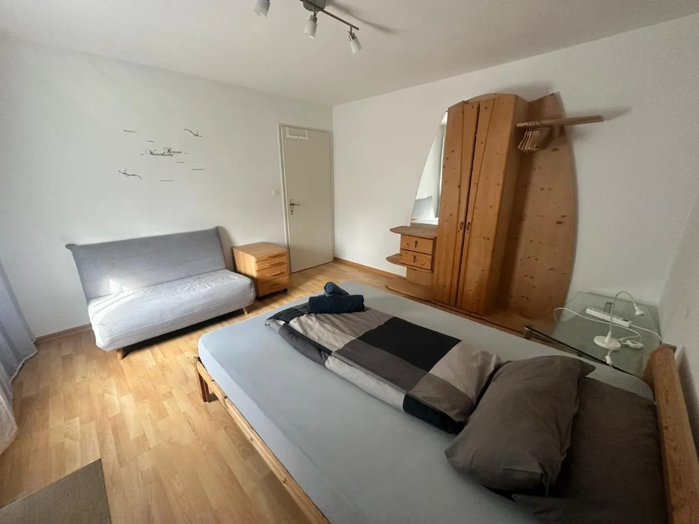 «Möbl. WG-Zimmer» - Foto 2 von 4