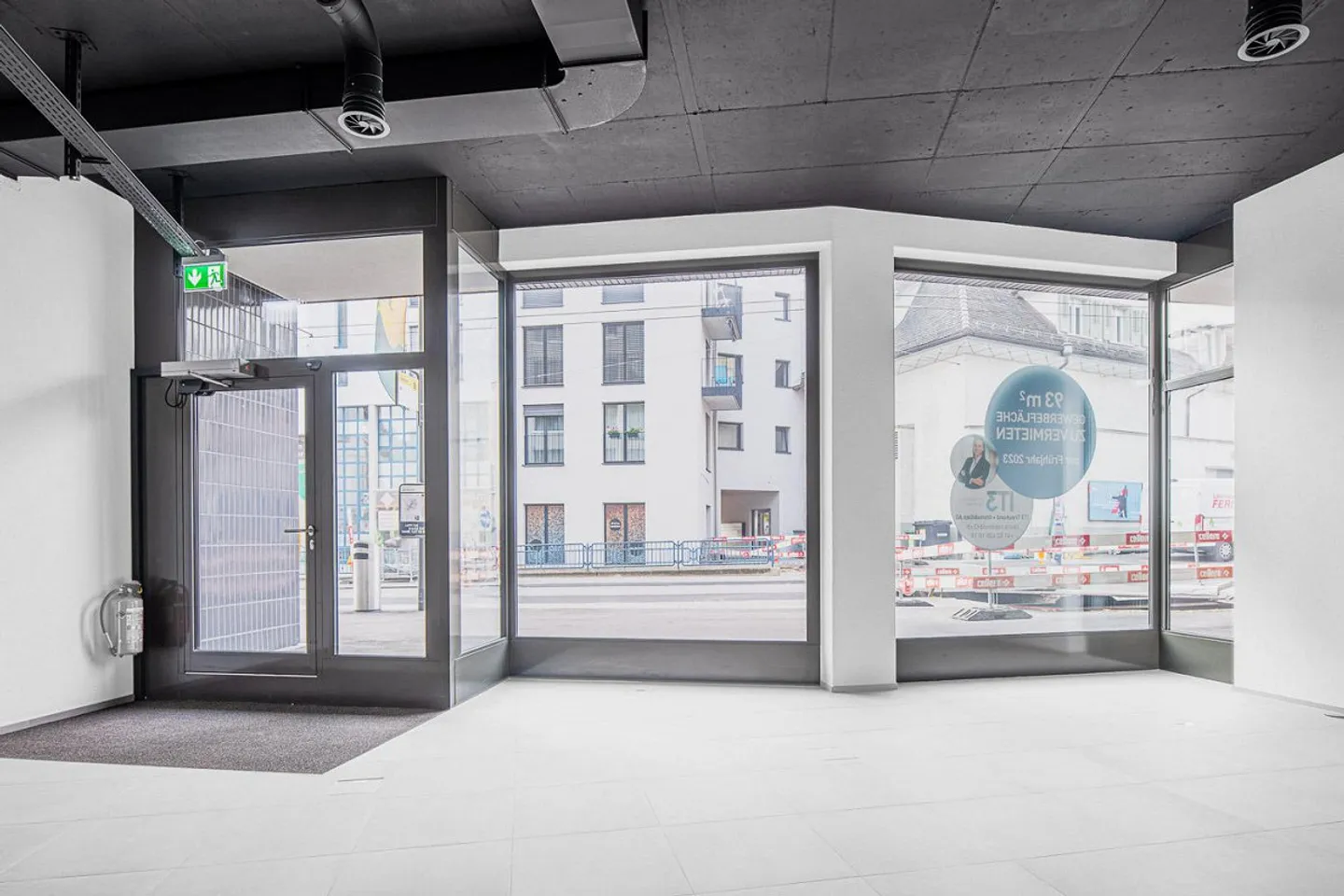 Espace commercial attrayant au centre de Neuhausen ! - Photo 2 sur 9