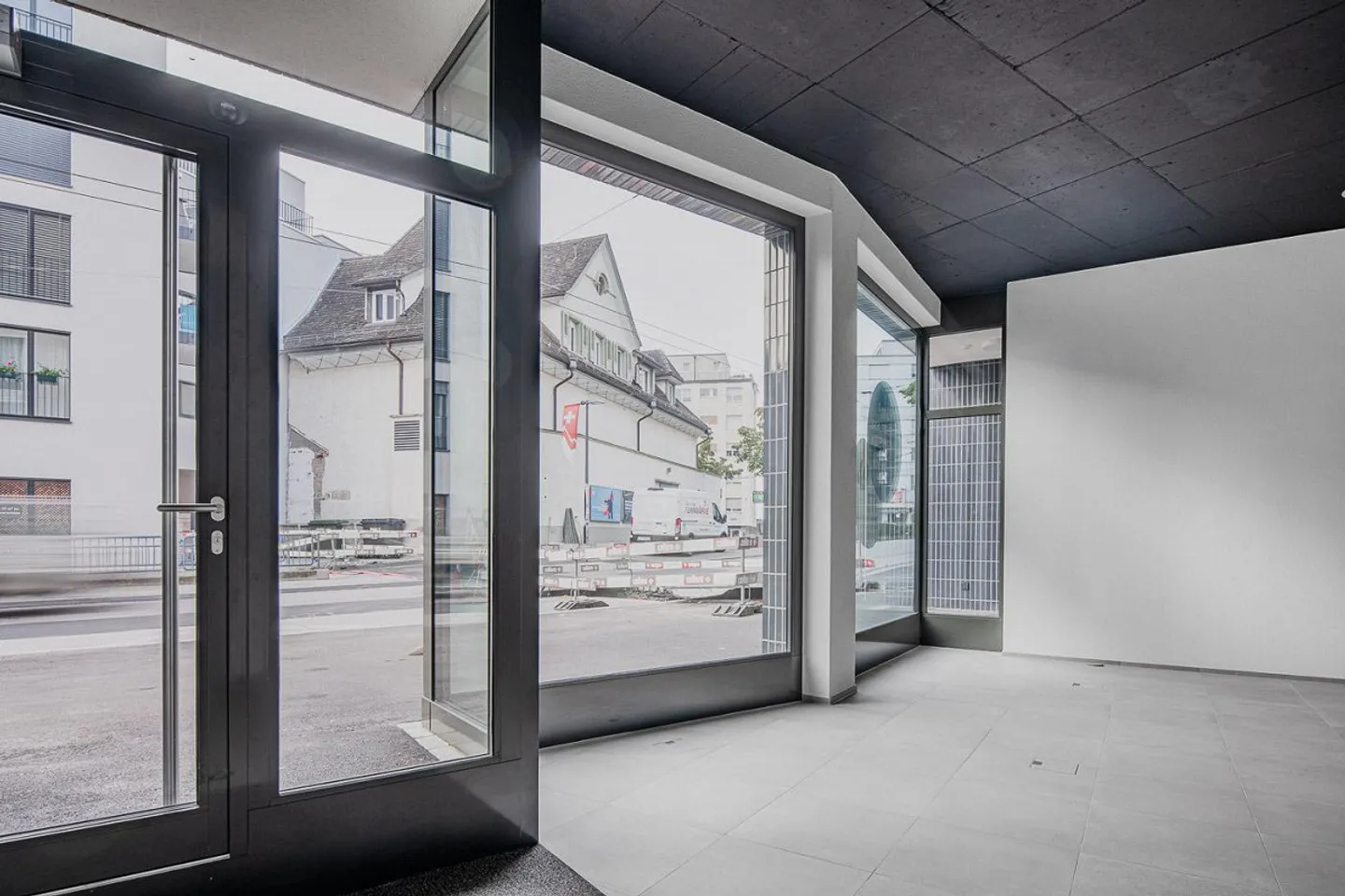 Espace commercial attrayant au centre de Neuhausen ! - Photo 3 sur 9