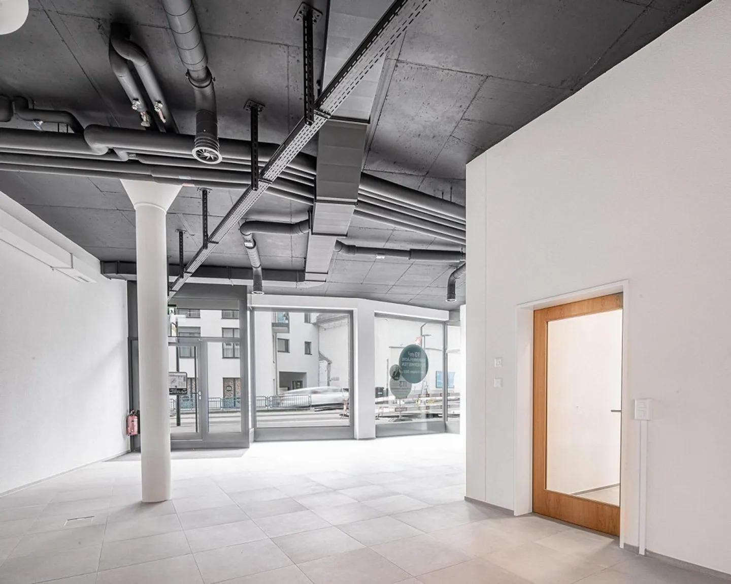 Espace commercial attrayant au centre de Neuhausen ! - Photo 4 sur 9