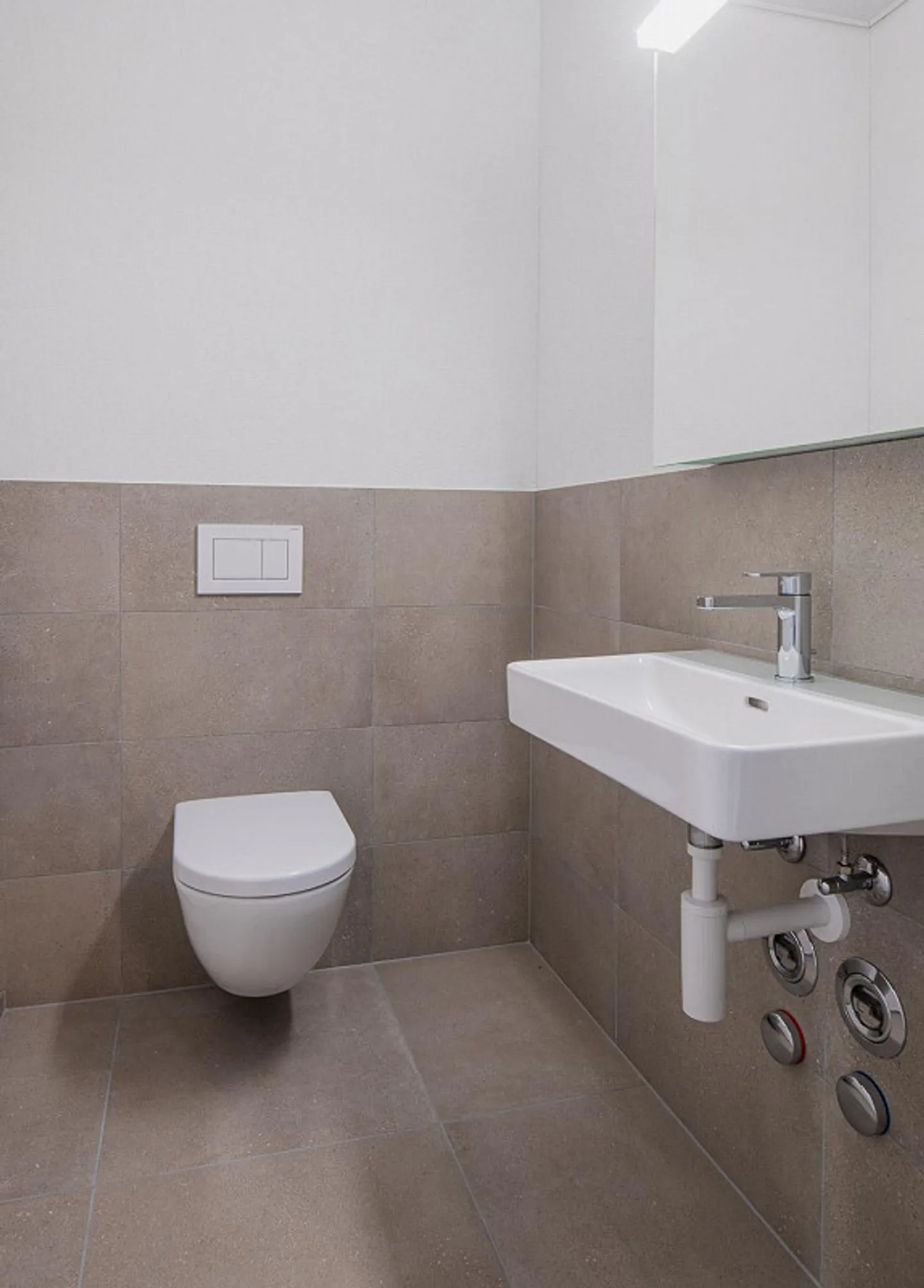 Espace commercial attrayant au centre de Neuhausen ! - Photo 7 sur 9