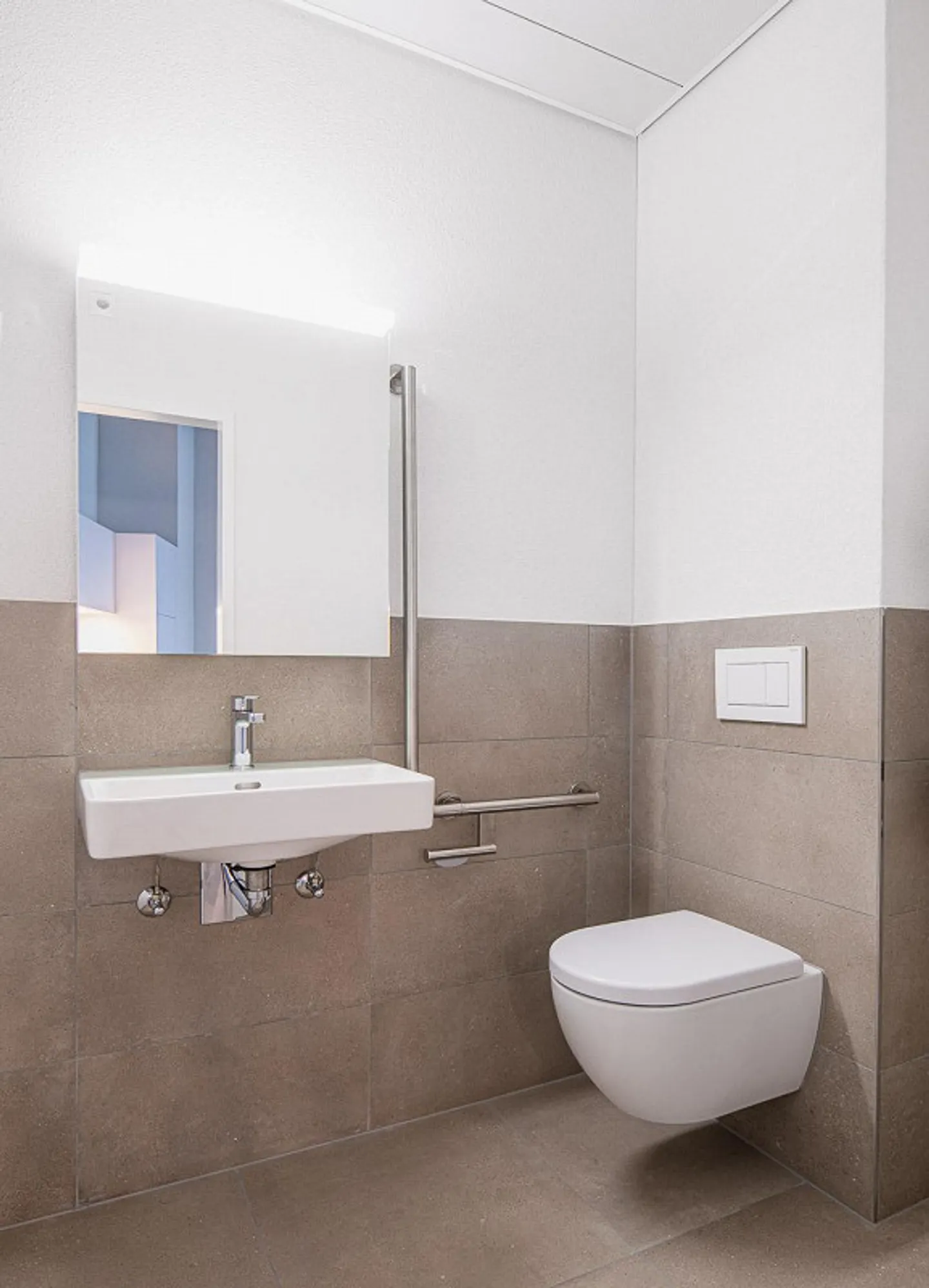 Espace commercial attrayant au centre de Neuhausen ! - Photo 8 sur 9