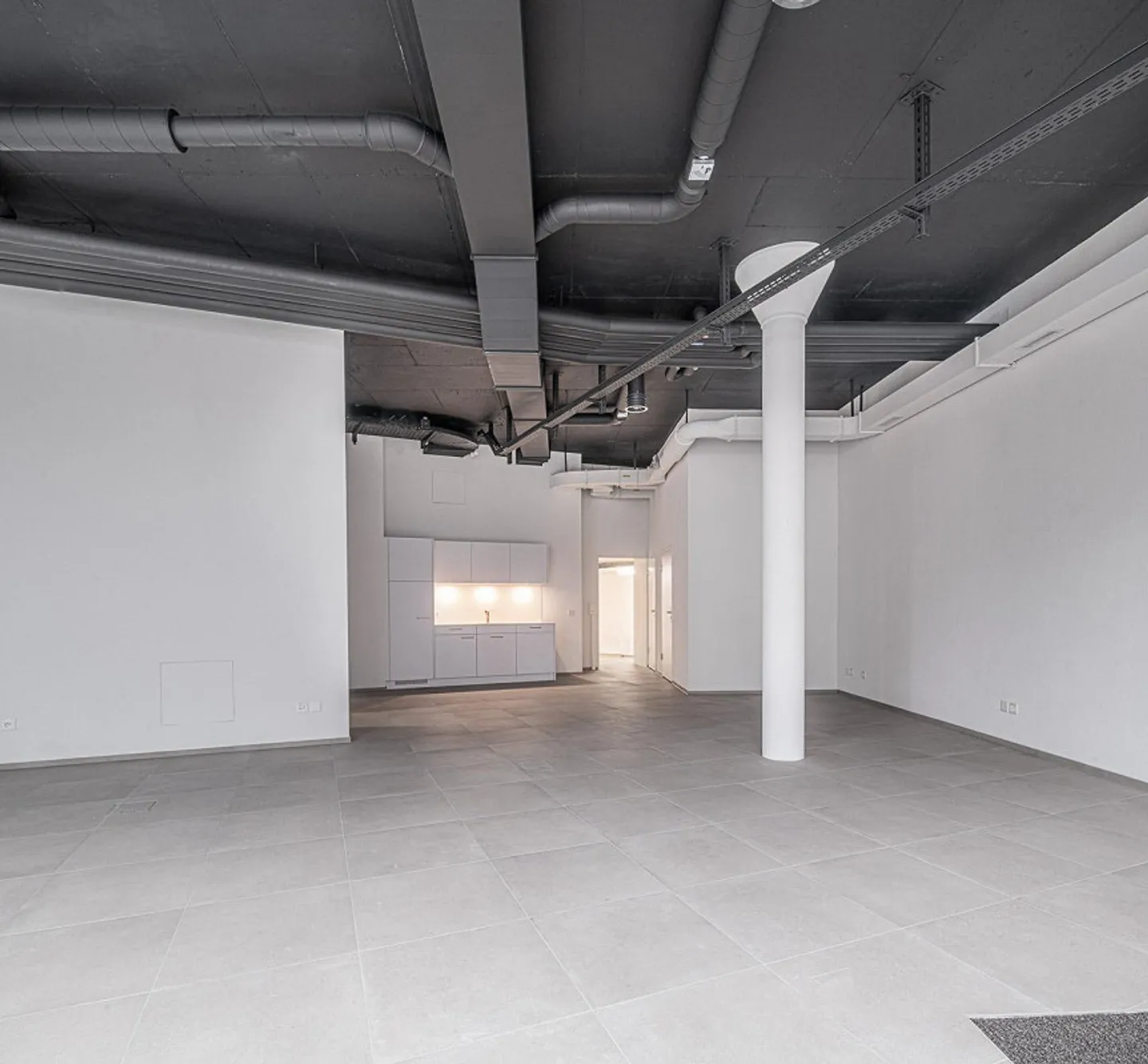 Espace commercial attrayant au centre de Neuhausen ! - Photo 5 sur 9