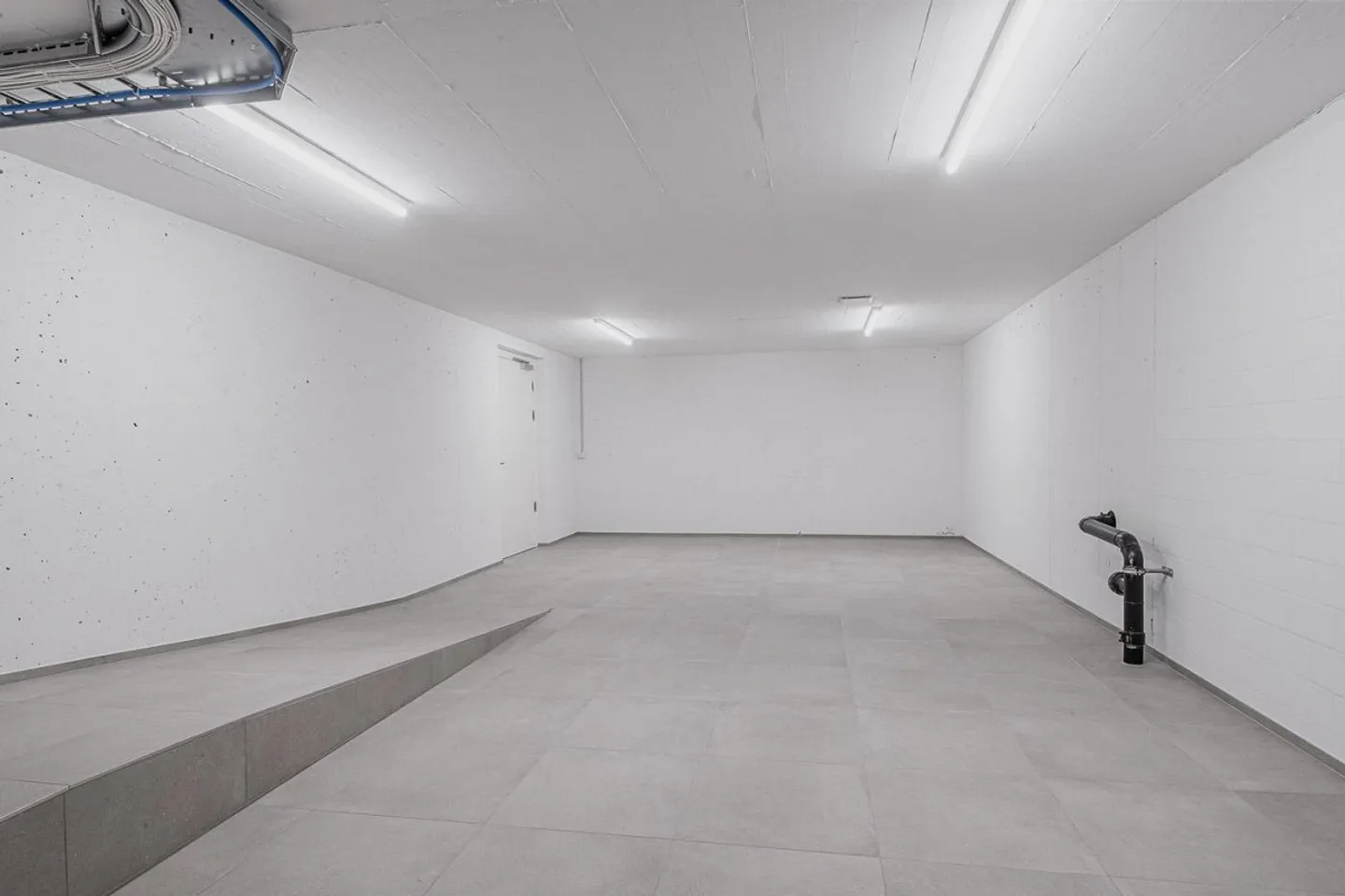 Espace commercial attrayant au centre de Neuhausen ! - Photo 6 sur 9