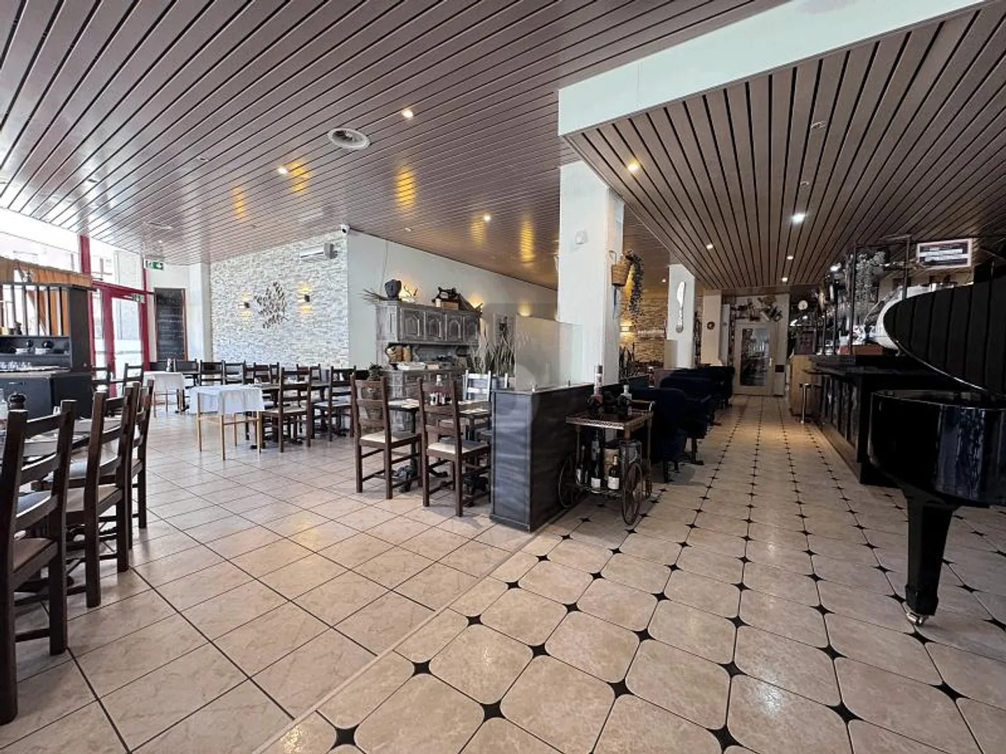 RISTORANTE SPAZIOSO CON TERRAZZA DA 40 POSTI - Foto 2 di 6