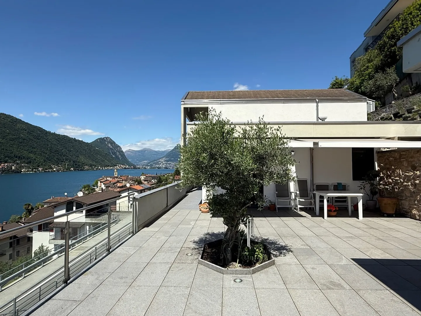 VILLA MODERNE AVEC BELLE VUE SUR LE LAC À 180° - Photo 1 sur 13