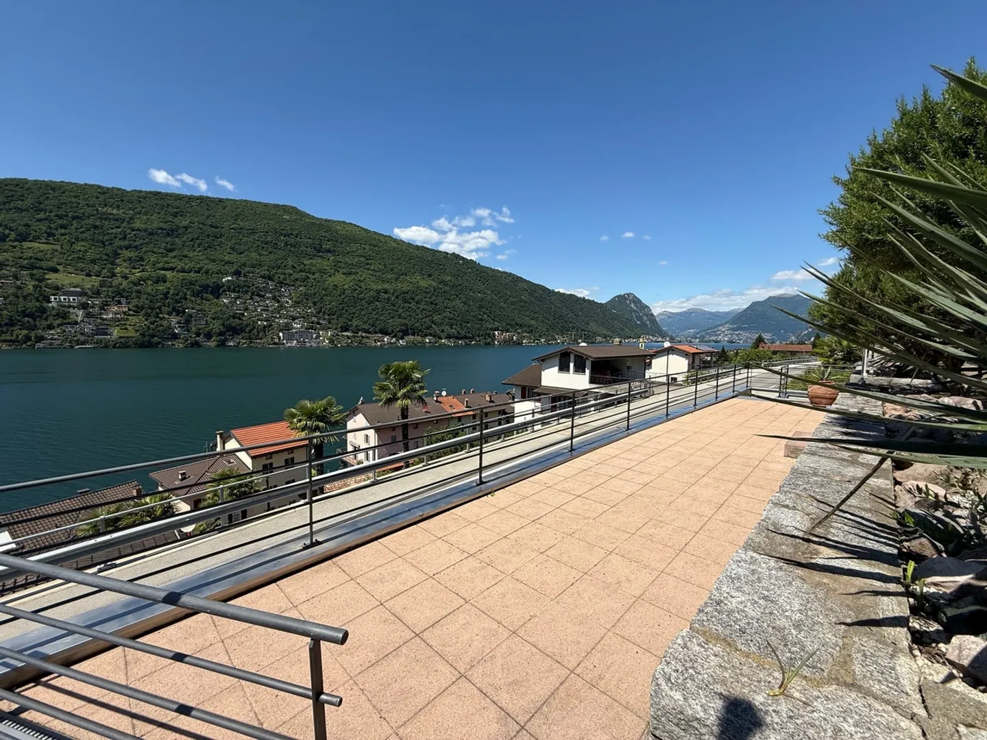 VILLA MODERNE AVEC BELLE VUE SUR LE LAC À 180° - Photo 3 sur 13