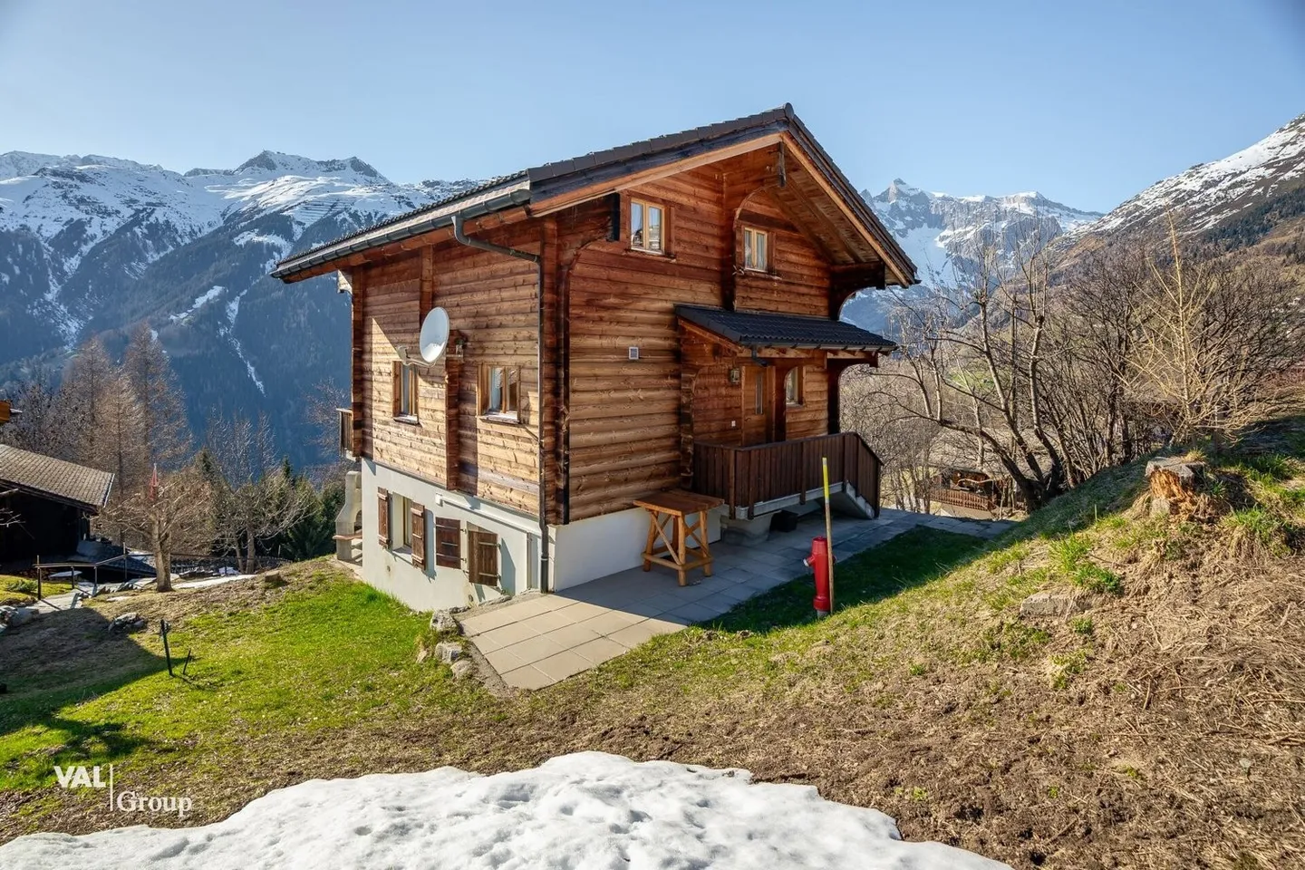 Holiday chalet with panoramic views, two apartments and a stable with potential - Photo 2 of 13