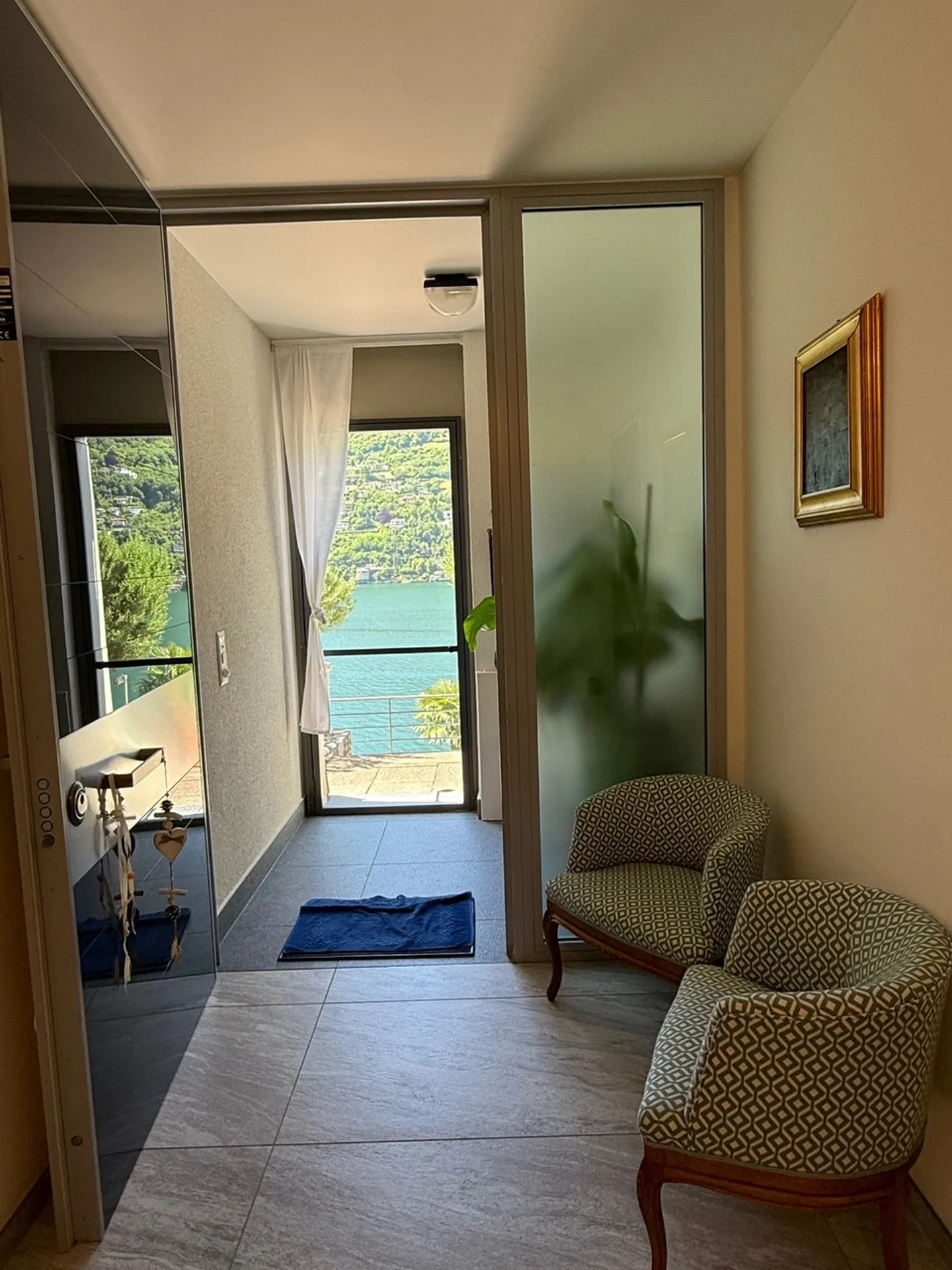 VILLA MODERNE AVEC BELLE VUE SUR LE LAC À 180° - Photo 4 sur 13