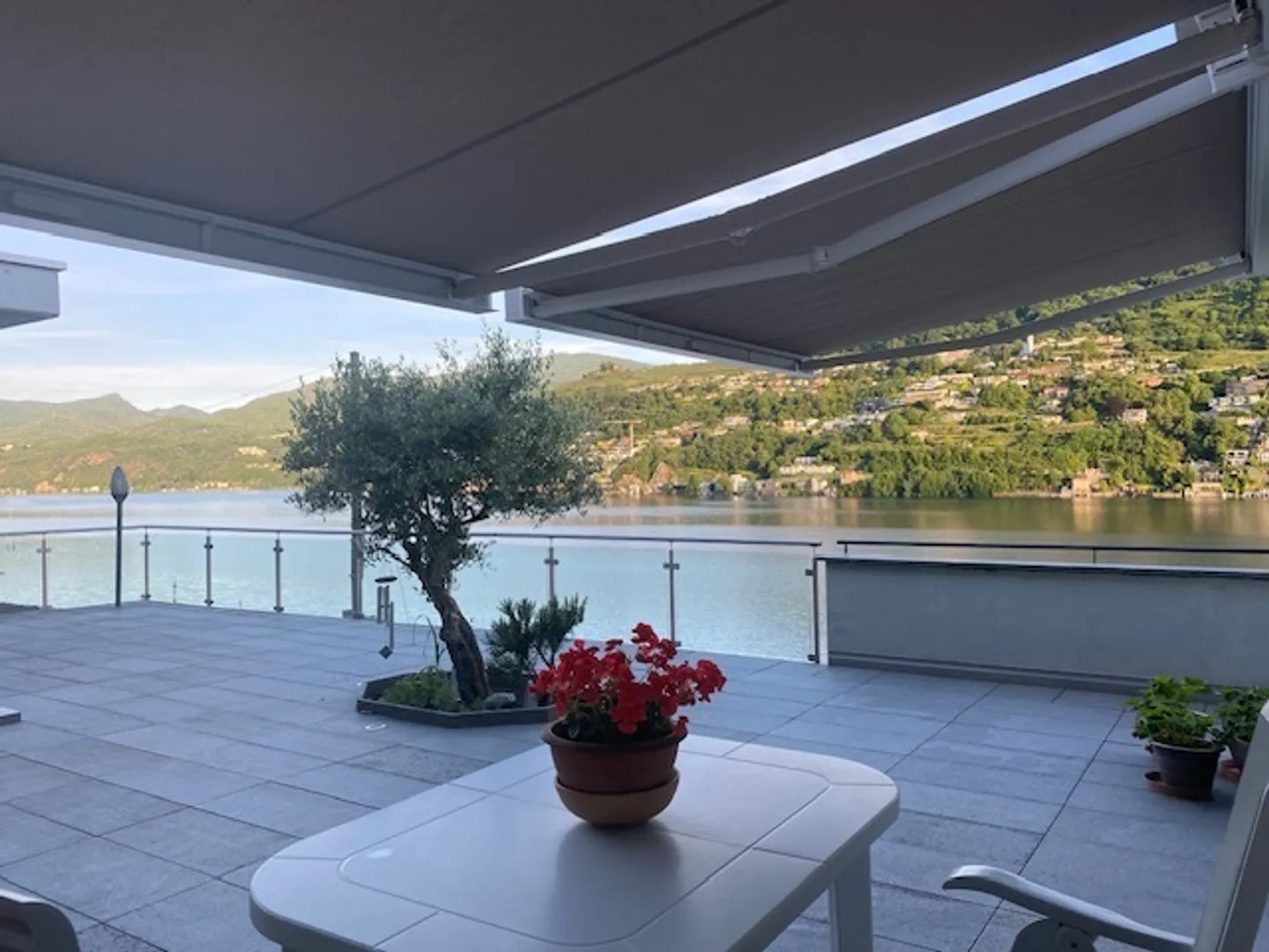 VILLA MODERNE AVEC BELLE VUE SUR LE LAC À 180° - Photo 5 sur 13