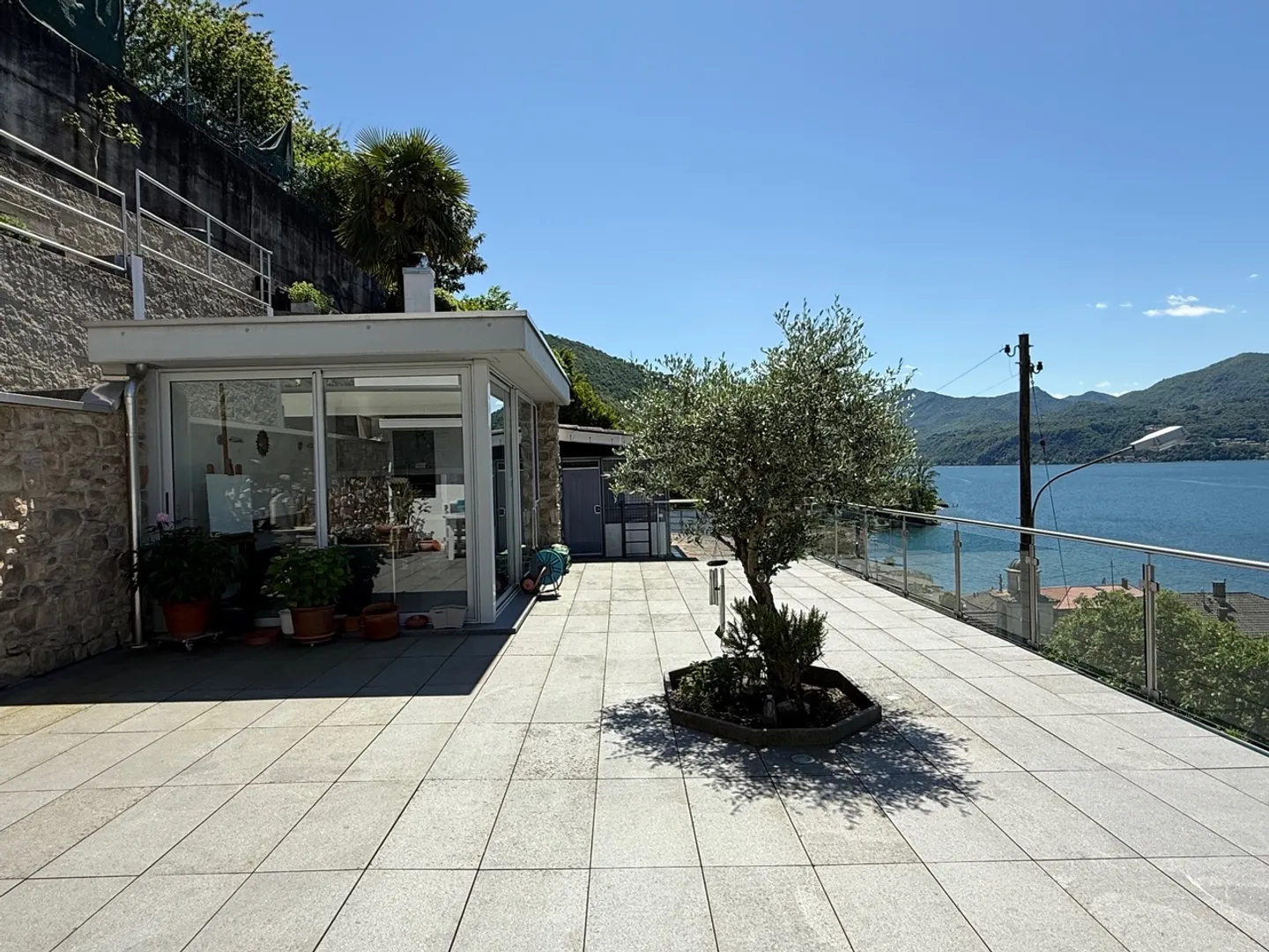 VILLA MODERNE AVEC BELLE VUE SUR LE LAC À 180° - Photo 9 sur 13