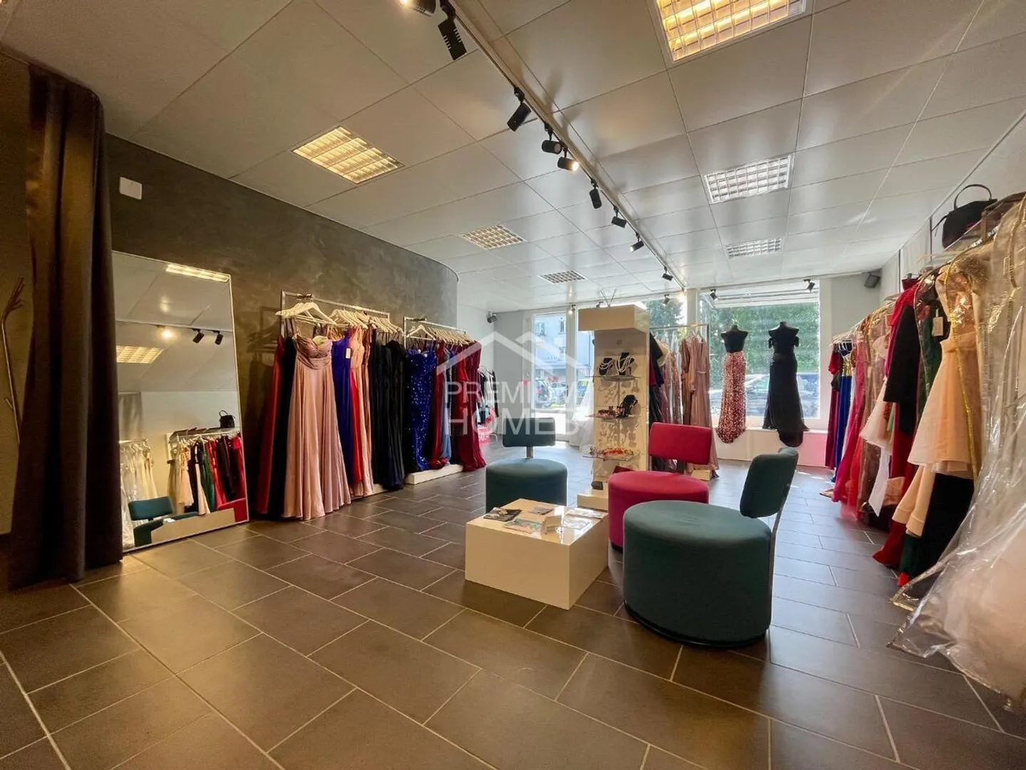 Spazio commerciale attraente con vetrina - Foto 2 di 4