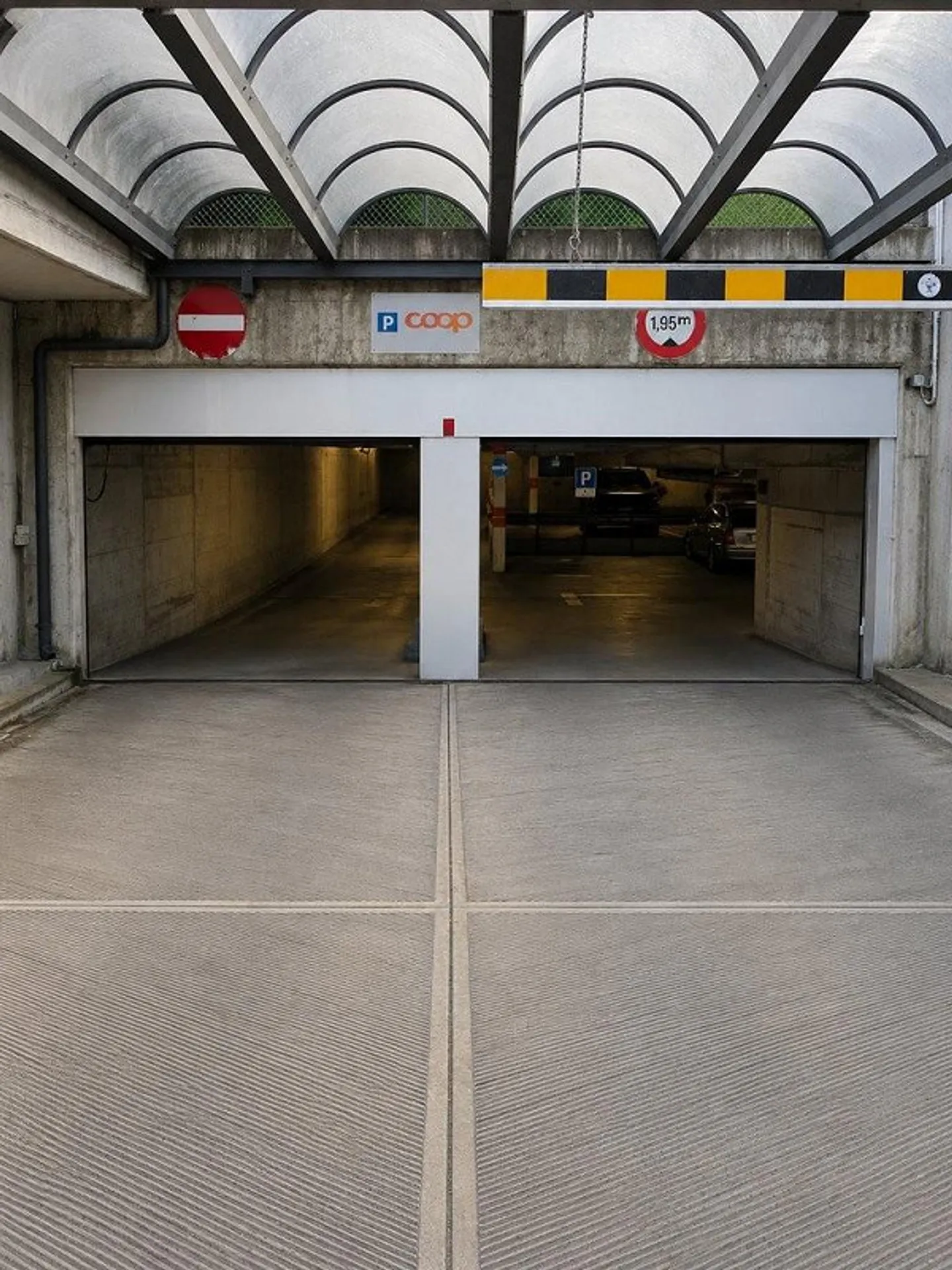 Geschützter Garagenplatz - Foto 2 von 4