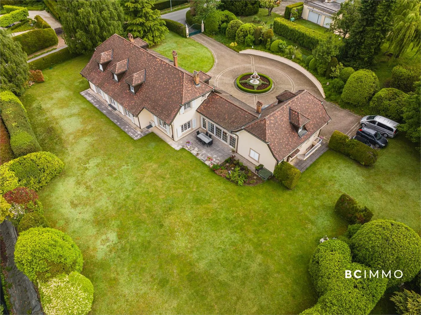 12-room House - Photo 2 of 11