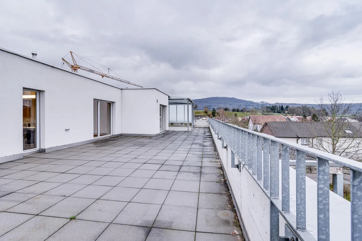 Belle et grande terrasse sur le toit - Photo 5 sur 9