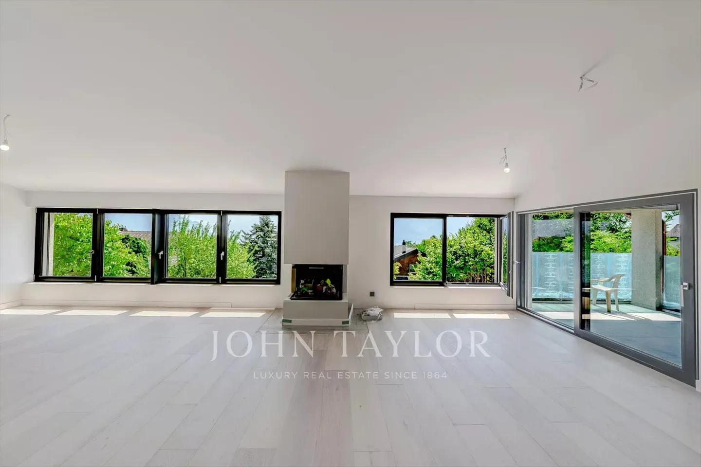CO-EXCLUSIVITY!! Fully renovated single-family villa in a prime location! - Photo 2 of 13