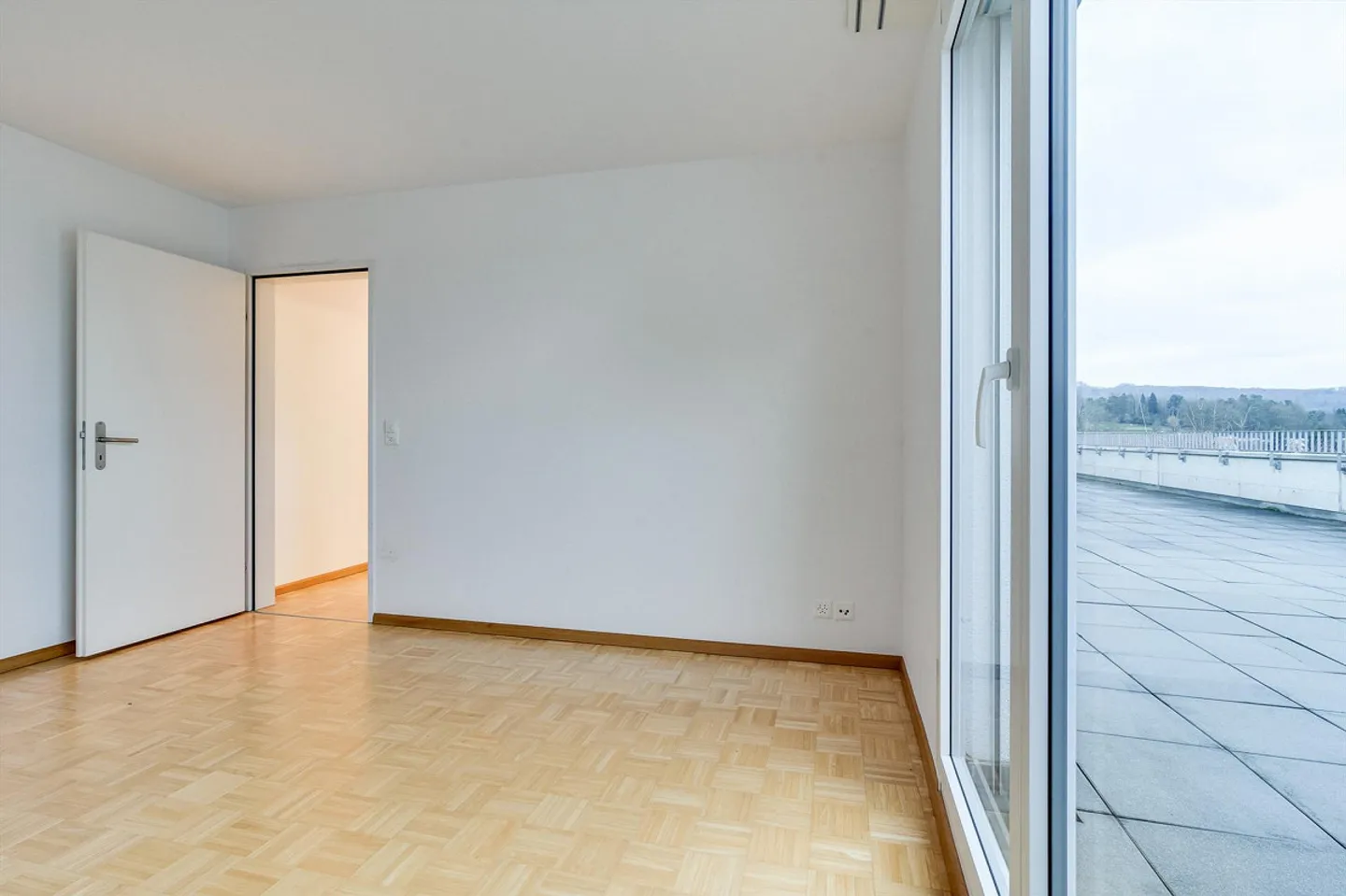 Belle et grande terrasse sur le toit - Photo 8 sur 9