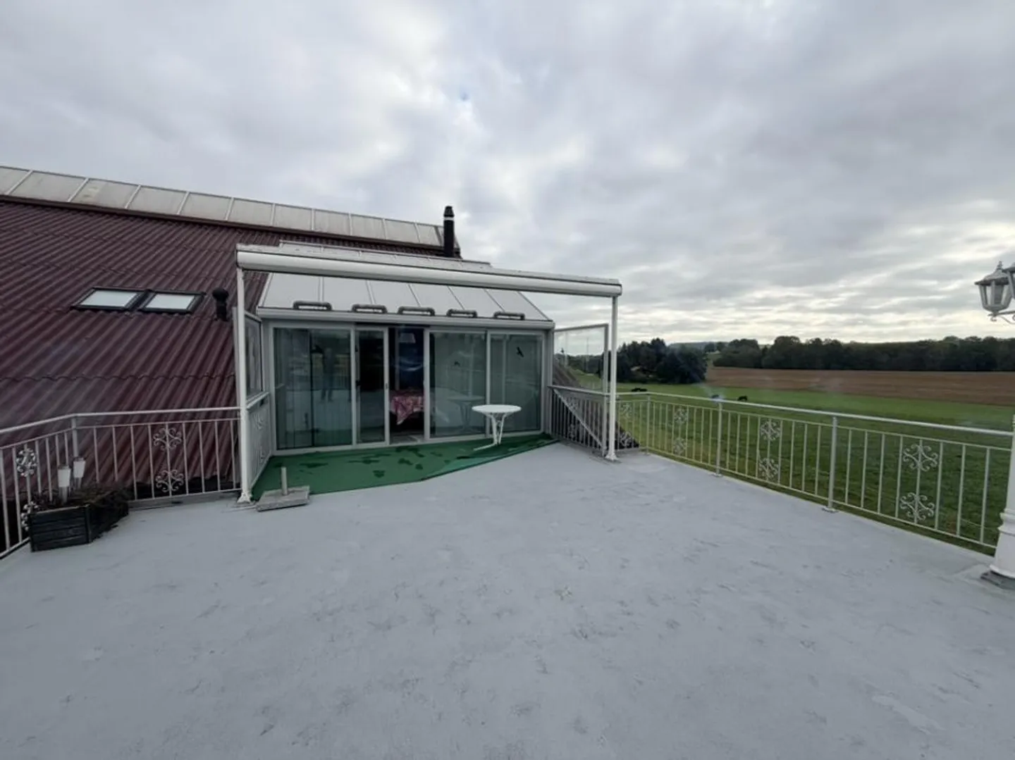 Villa adiacente di 165 m² abitabili + grande deposito - Foto 1 di 7