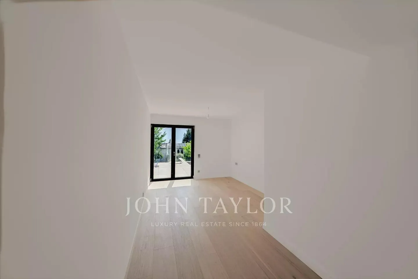 CO-EXCLUSIVITY!! Fully renovated single-family villa in a prime location! - Photo 10 of 13