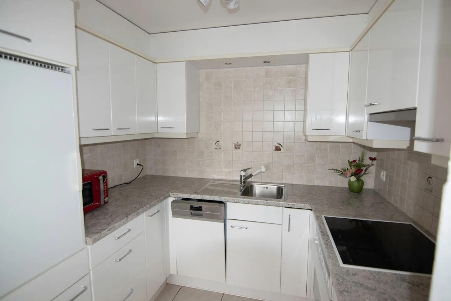 Appartement lumineux de 2,5 pièces avec confort moderne au cœur de Dielsdorf - Photo 3 sur 4