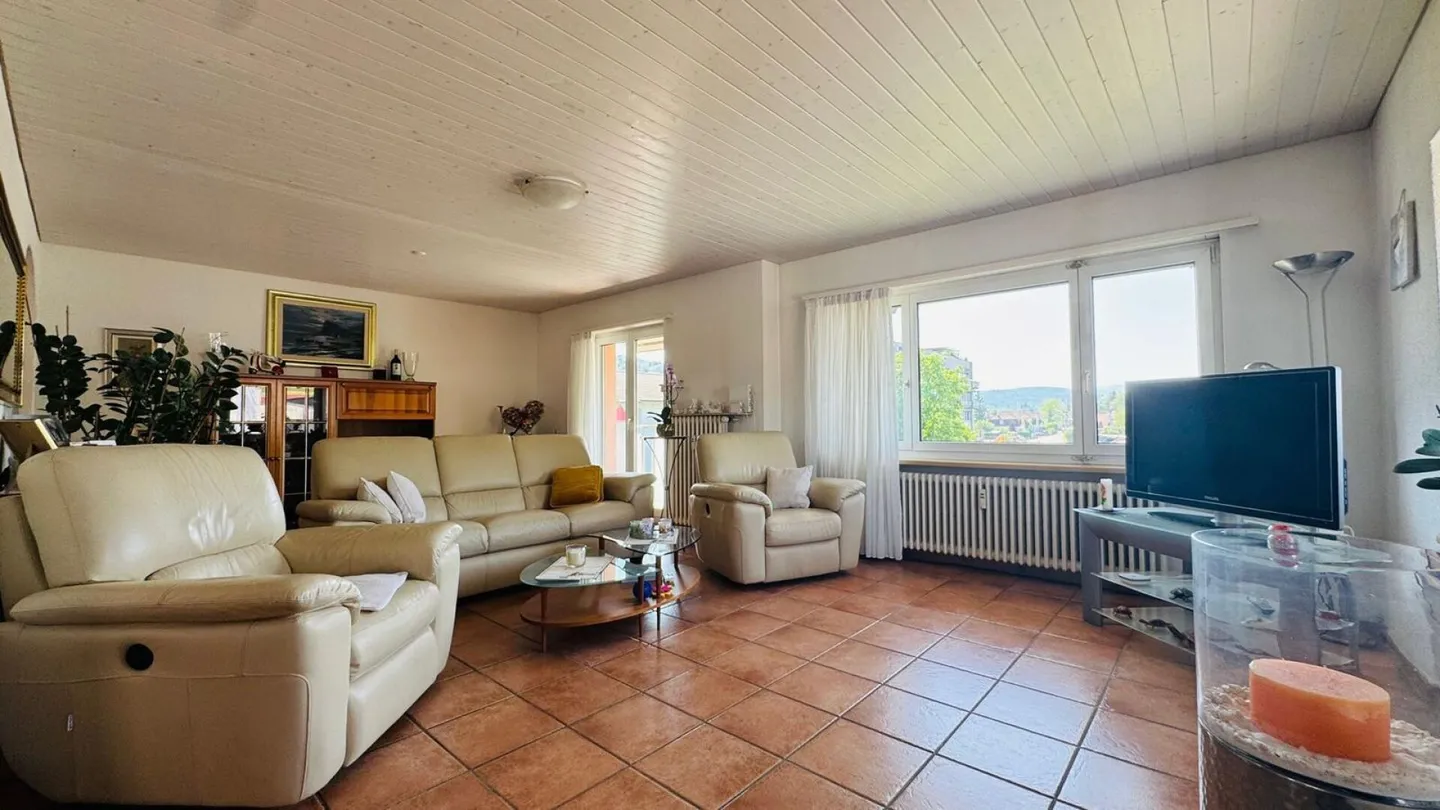 Grosszügige 5.5-Zimmer-Wohnung mit mehreren Balkonen, Carport, Parkplatz & viel Stauraum - Foto 2 von 19