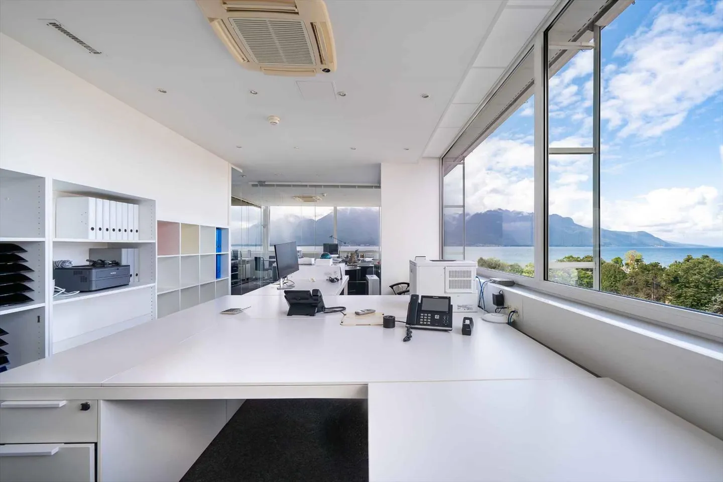 An exceptional setting for your shared offices facing the lake - Photo 5 of 6