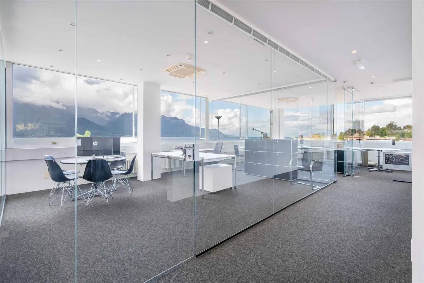 An exceptional setting for your shared offices facing the lake - Photo 3 of 6