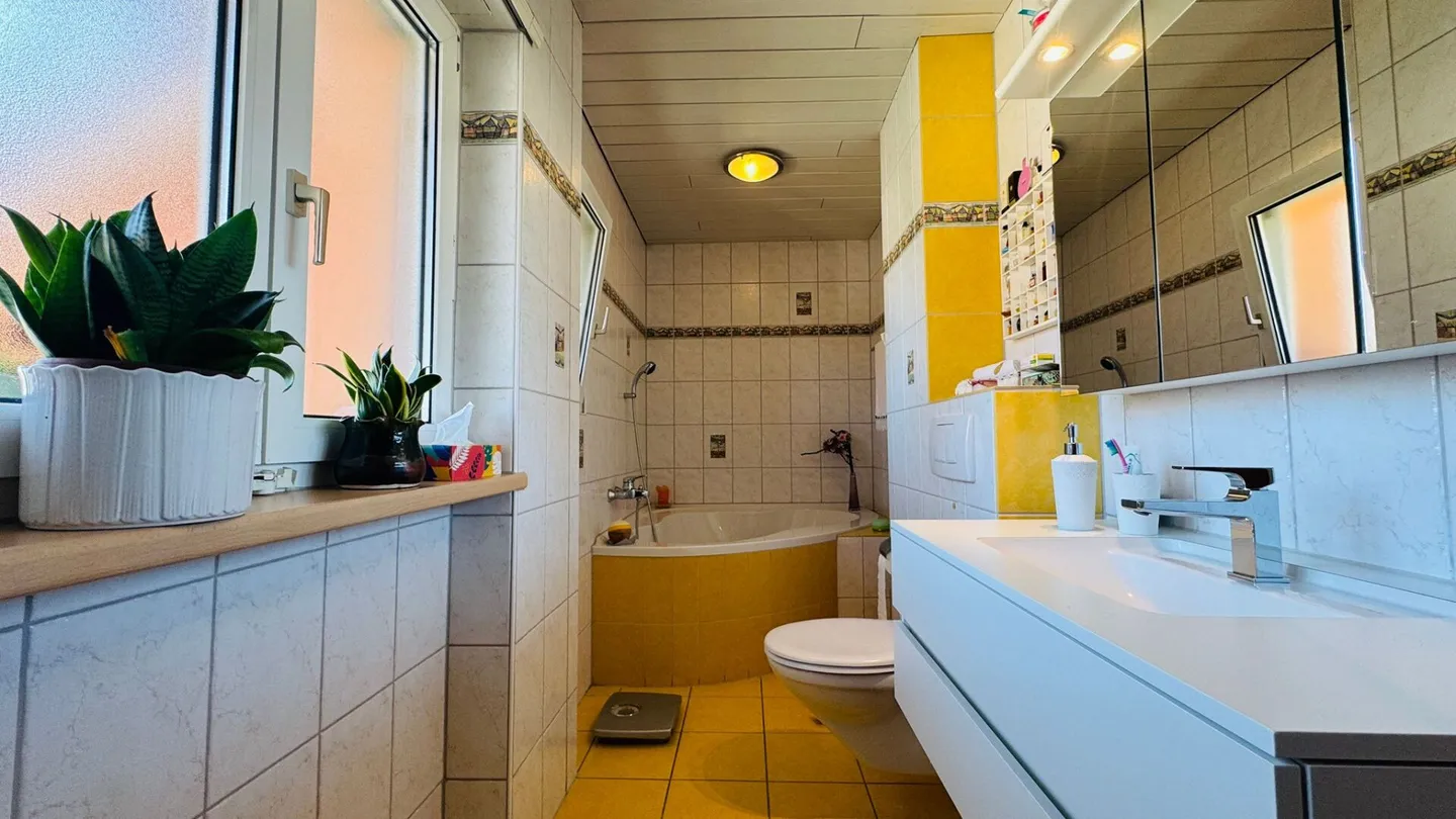 Grosszügige 5.5-Zimmer-Wohnung mit mehreren Balkonen, Carport, Parkplatz & viel Stauraum - Foto 7 von 19