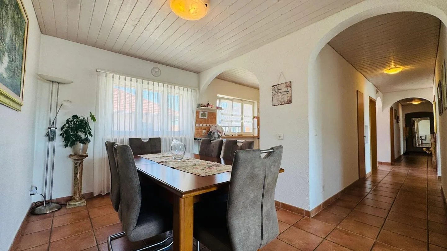Grosszügige 5.5-Zimmer-Wohnung mit mehreren Balkonen, Carport, Parkplatz & viel Stauraum - Foto 8 von 19
