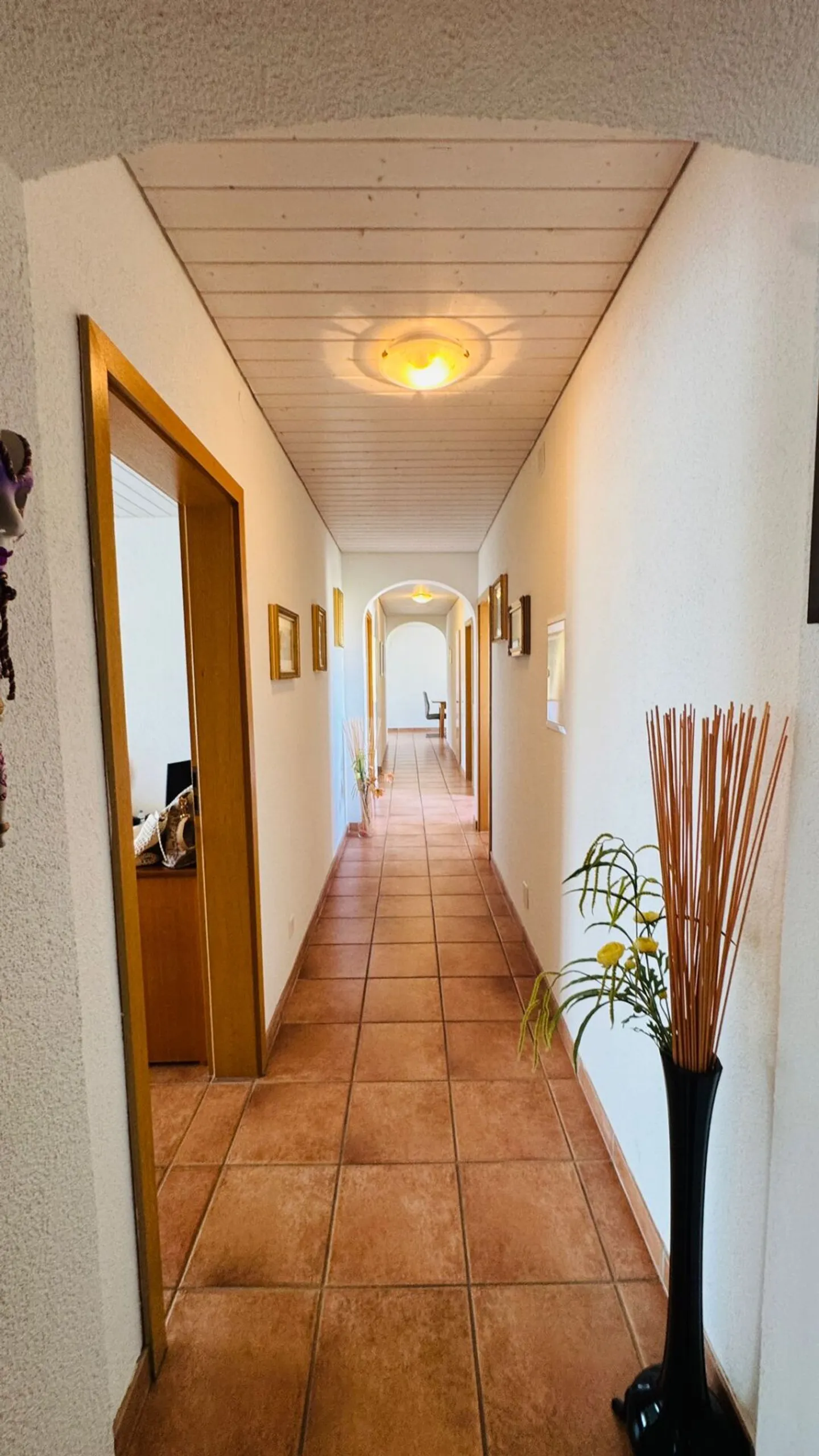 Grosszügige 5.5-Zimmer-Wohnung mit mehreren Balkonen, Carport, Parkplatz & viel Stauraum - Foto 6 von 19
