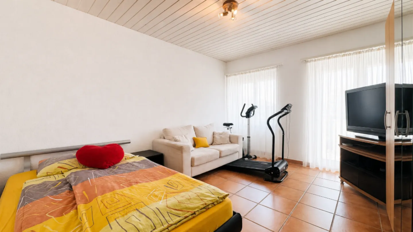 Grosszügige 5.5-Zimmer-Wohnung mit mehreren Balkonen, Carport, Parkplatz & viel Stauraum - Foto 10 von 19