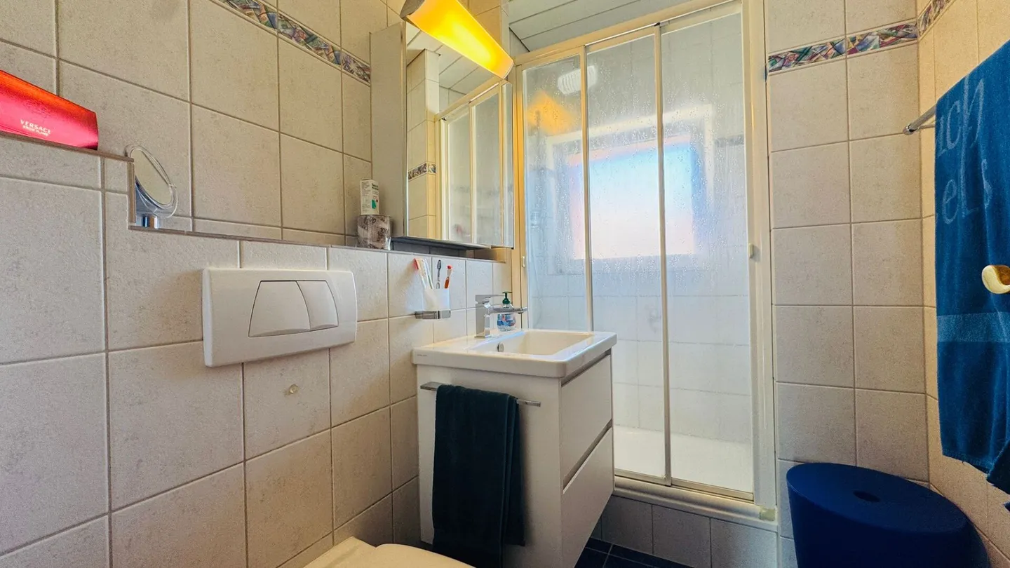 Grosszügige 5.5-Zimmer-Wohnung mit mehreren Balkonen, Carport, Parkplatz & viel Stauraum - Foto 11 von 19