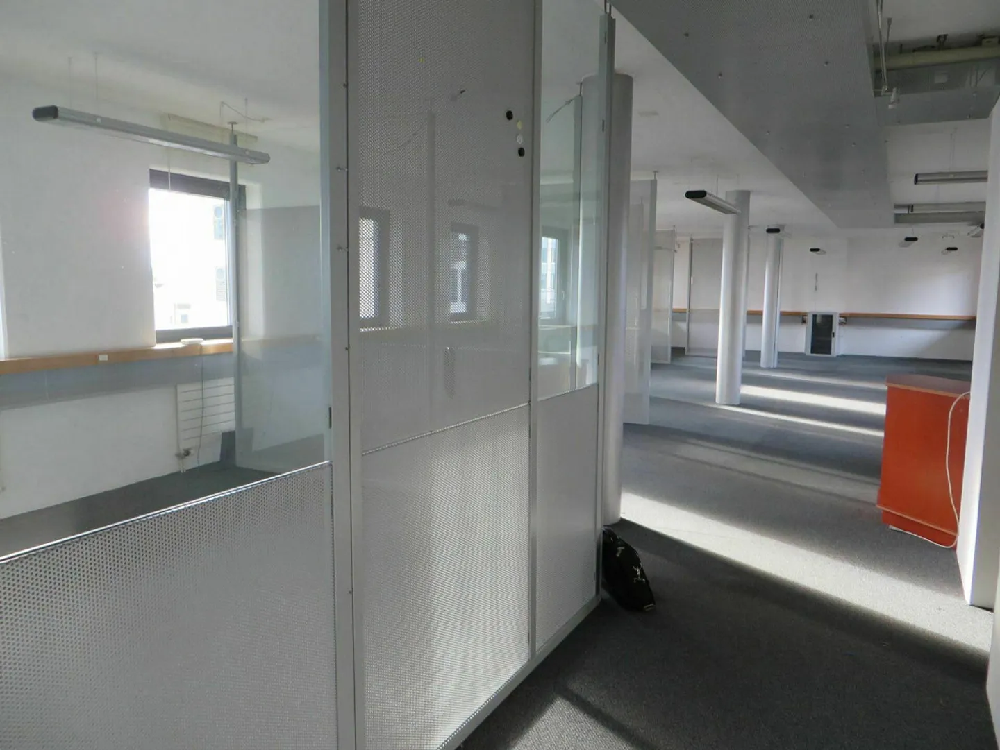 Il tuo nuovo spazio ufficio direttamente alla stazione di Rüti ZH - Foto 3 di 9