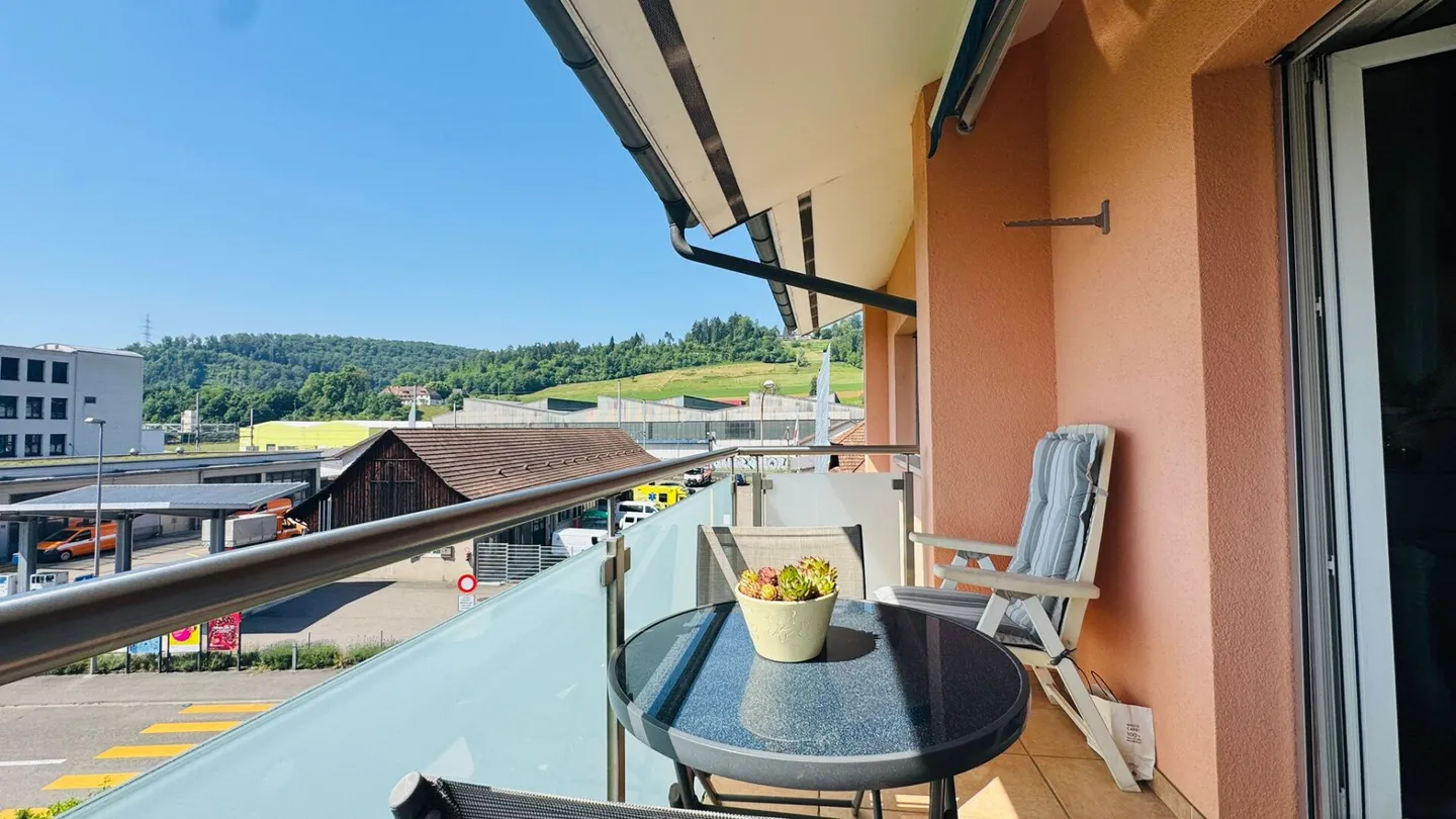Grosszügige 5.5-Zimmer-Wohnung mit mehreren Balkonen, Carport, Parkplatz & viel Stauraum - Foto 12 von 19
