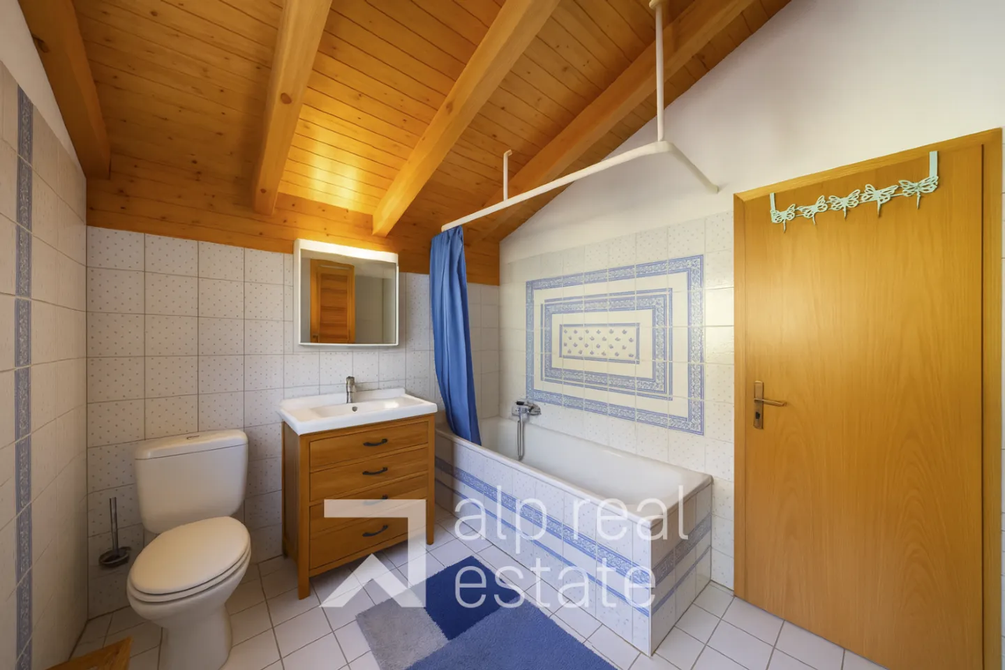 Beautiful family house with heated veranda and open view - Photo 9 of 11