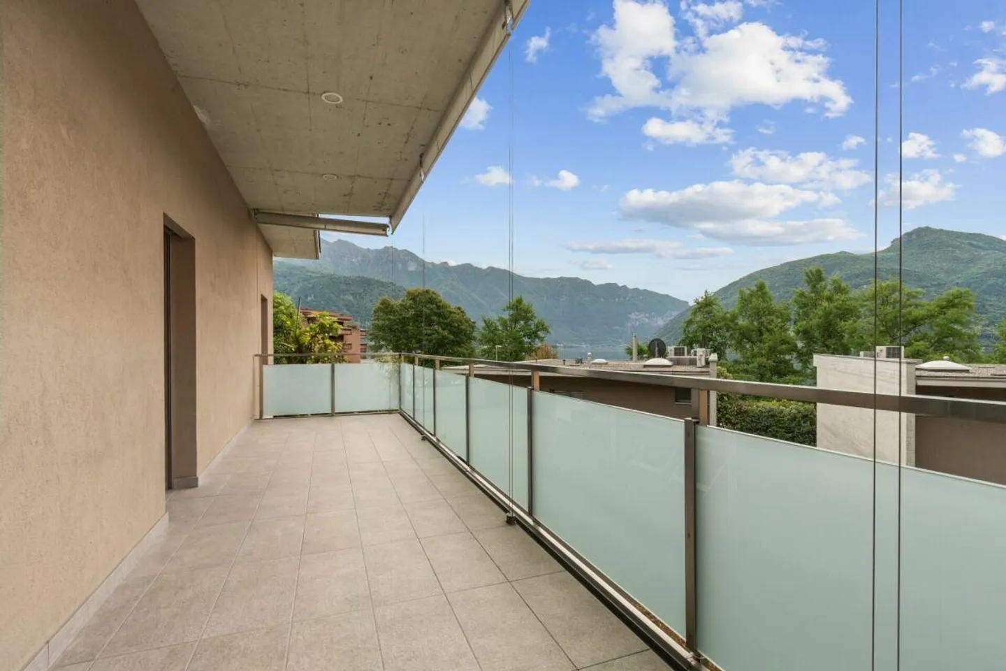 Magnifico attico con vista lago Melide - Foto 5 di 12