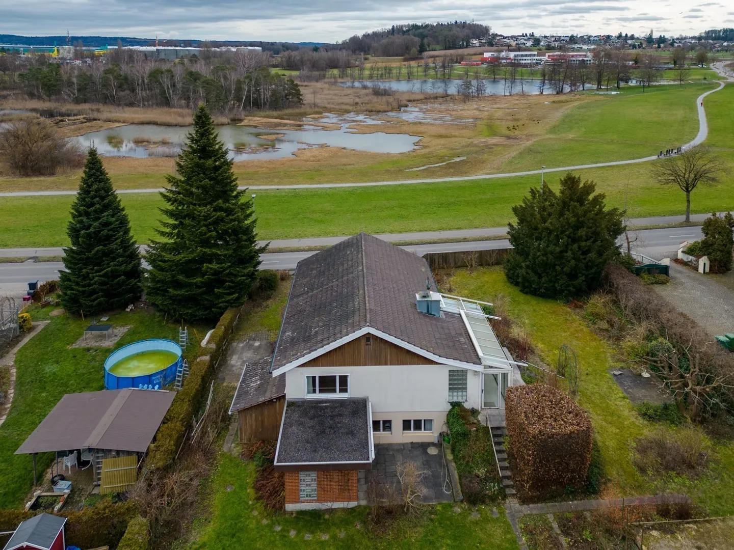 Affascinante casa unifamiliare di 5,5 stanze al lago Mettmenhasli - Foto 3 di 13