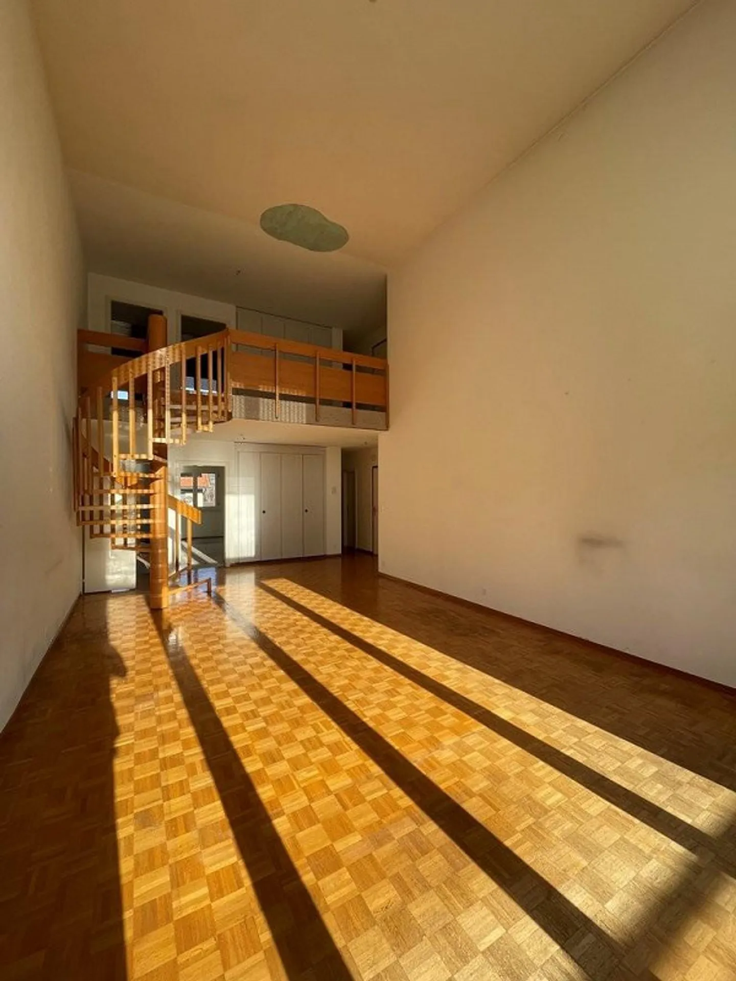 Spacious duplex apartment in a quiet neighborhood - Photo 5 of 6